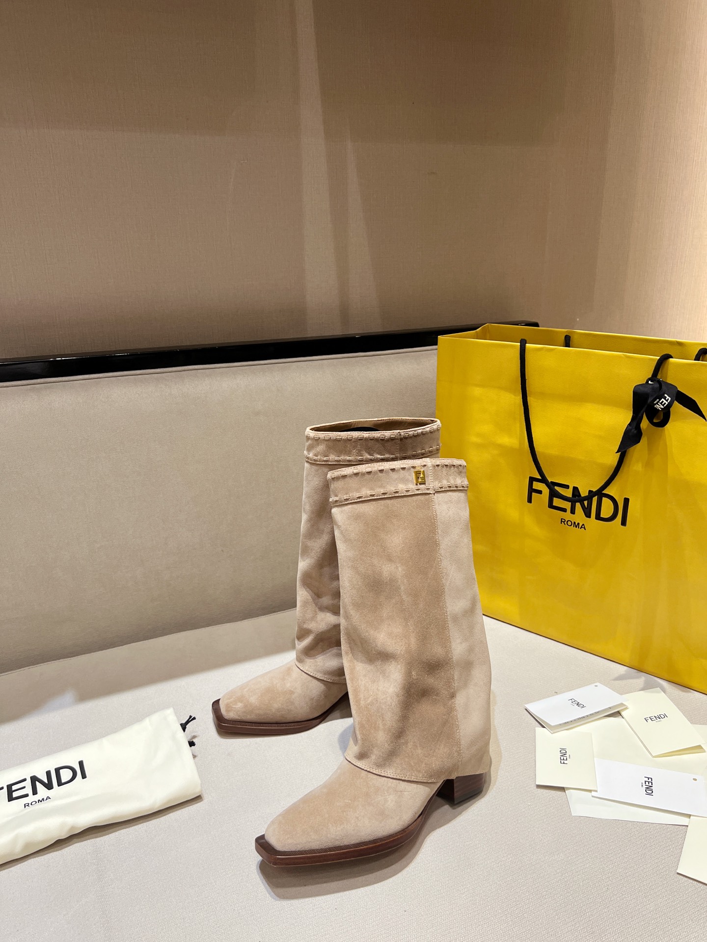 FENDI Женские сапоги казаки из замши FENDI Женские сапоги казаки из замши