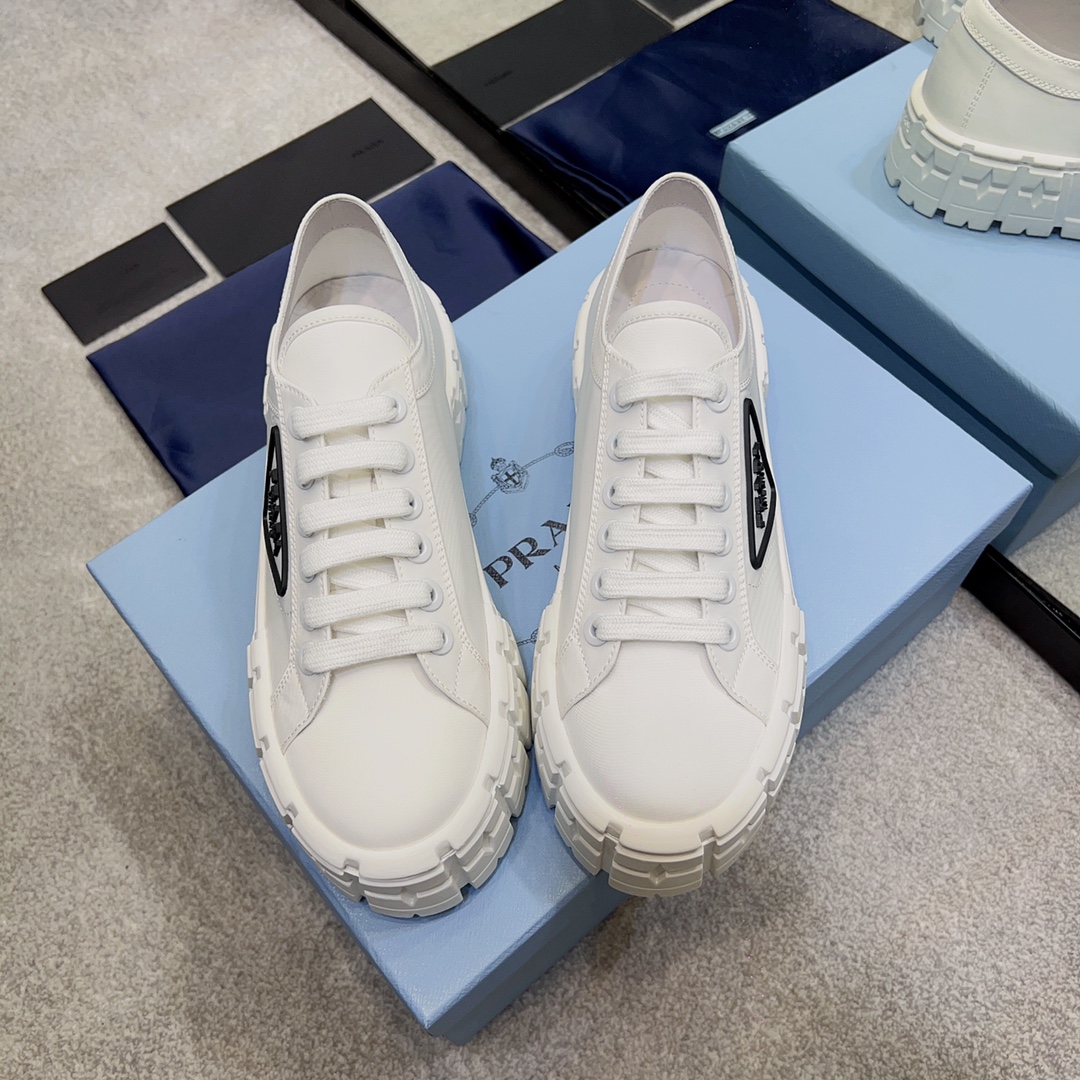 PRADA Женские кеды из текстиля на массивной подошве PRADA Женские кеды из текстиля на массивной подошве