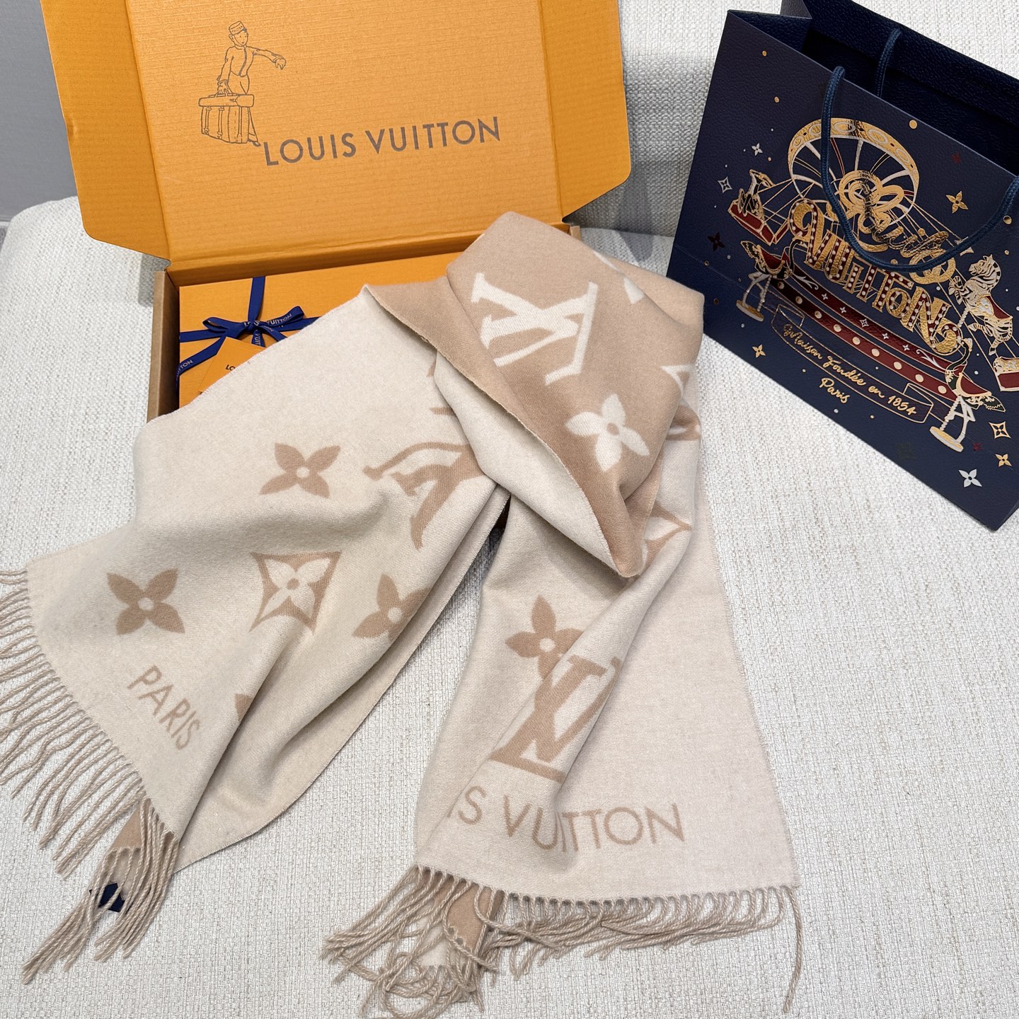 LOUIS VUITTON Женский шарф из кашемира с логотипом