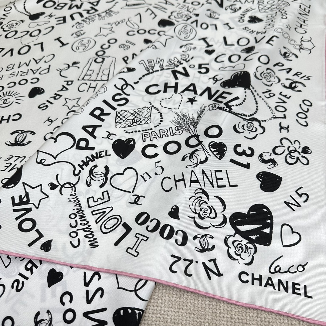 CHANEL Женский платок из шелка