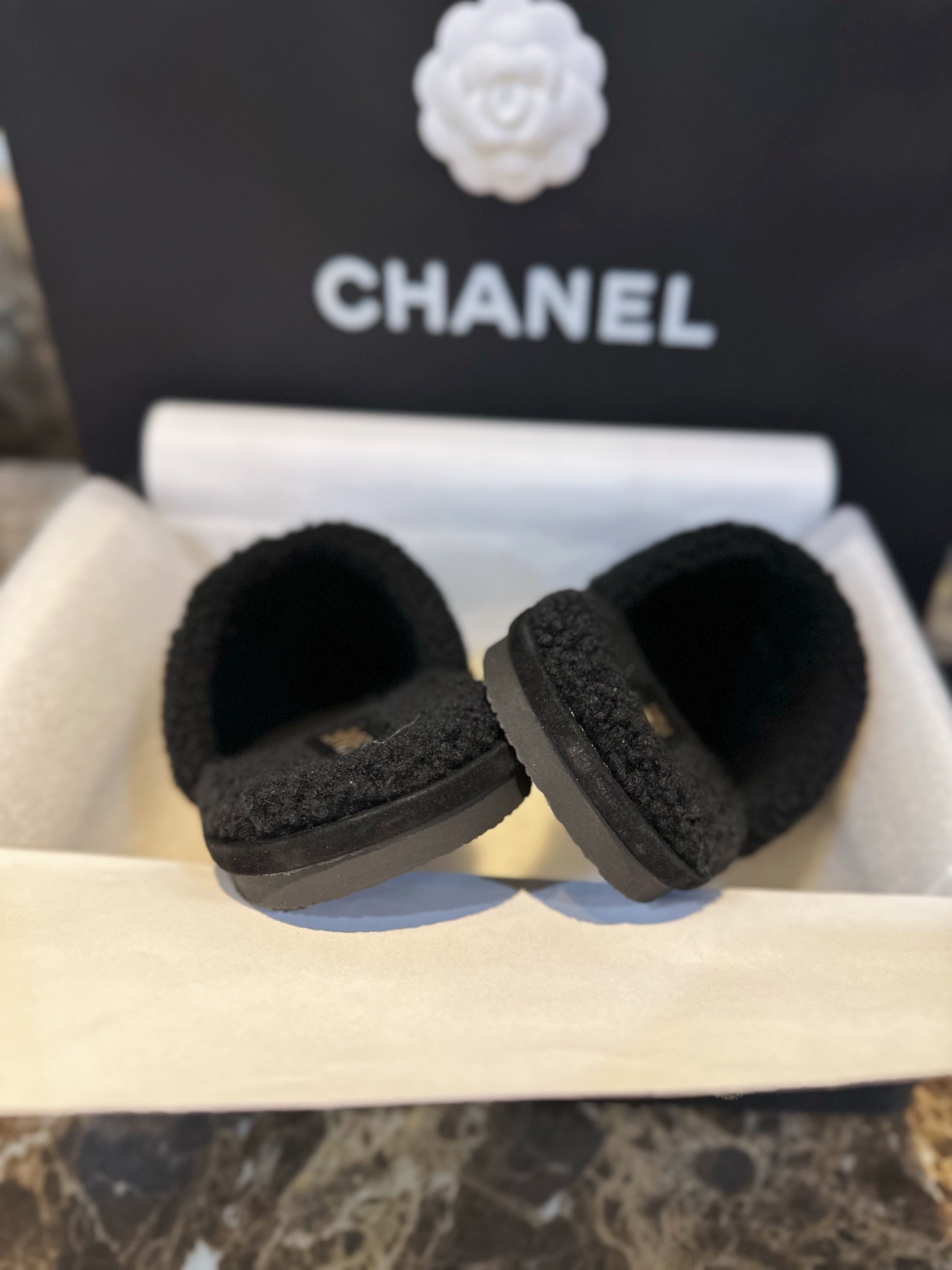 CHANEL Женские тапки из замши и шерсти ягненка