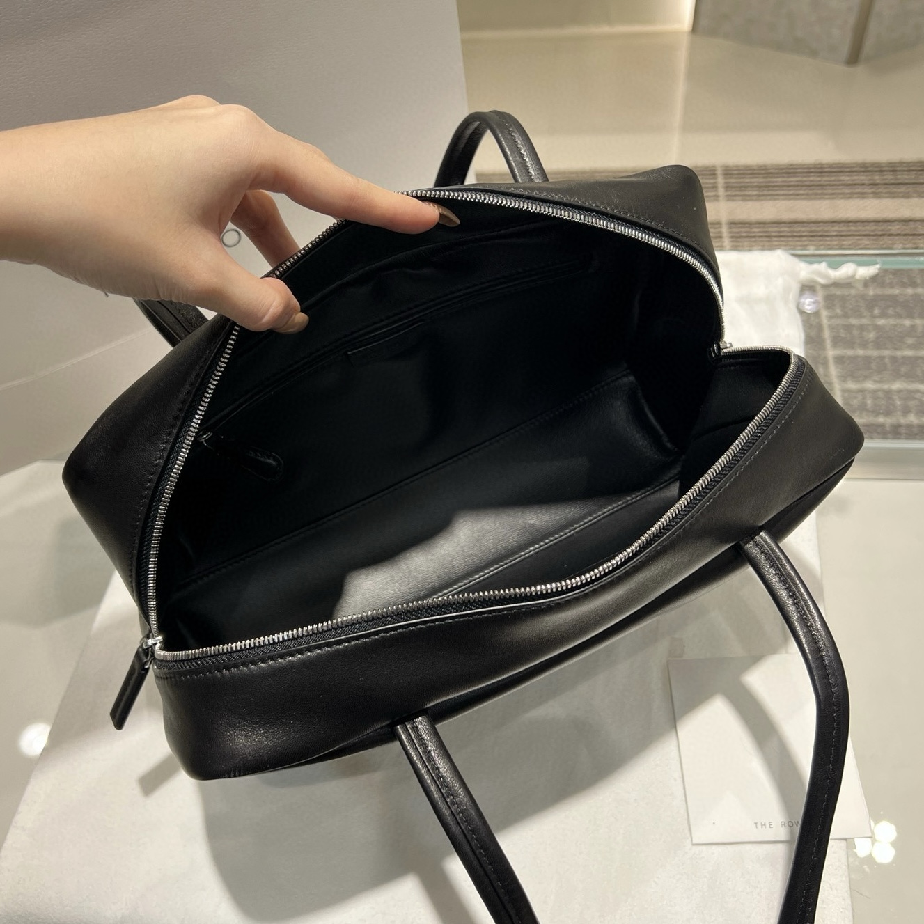 THE ROW Женская сумка Astra из черной кожи