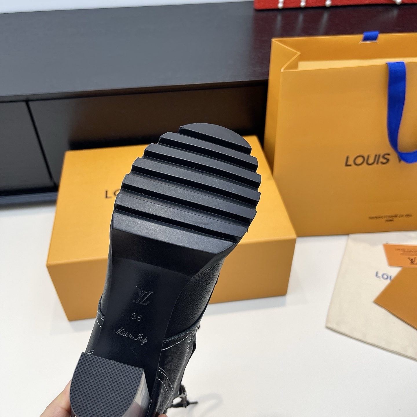 LOUIS VUITTON Женские ботильоны с контрастной строчкой LOUIS VUITTON Женские ботильоны с контрастной строчкой