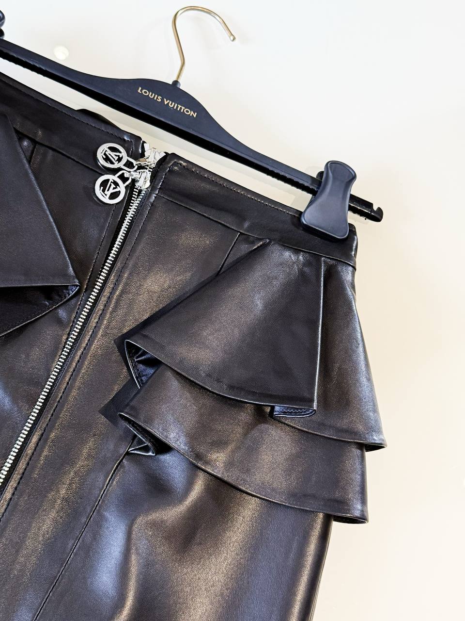 LOUIS VUITTON Женская кожаная юбка LOUIS VUITTON Женская кожаная юбка