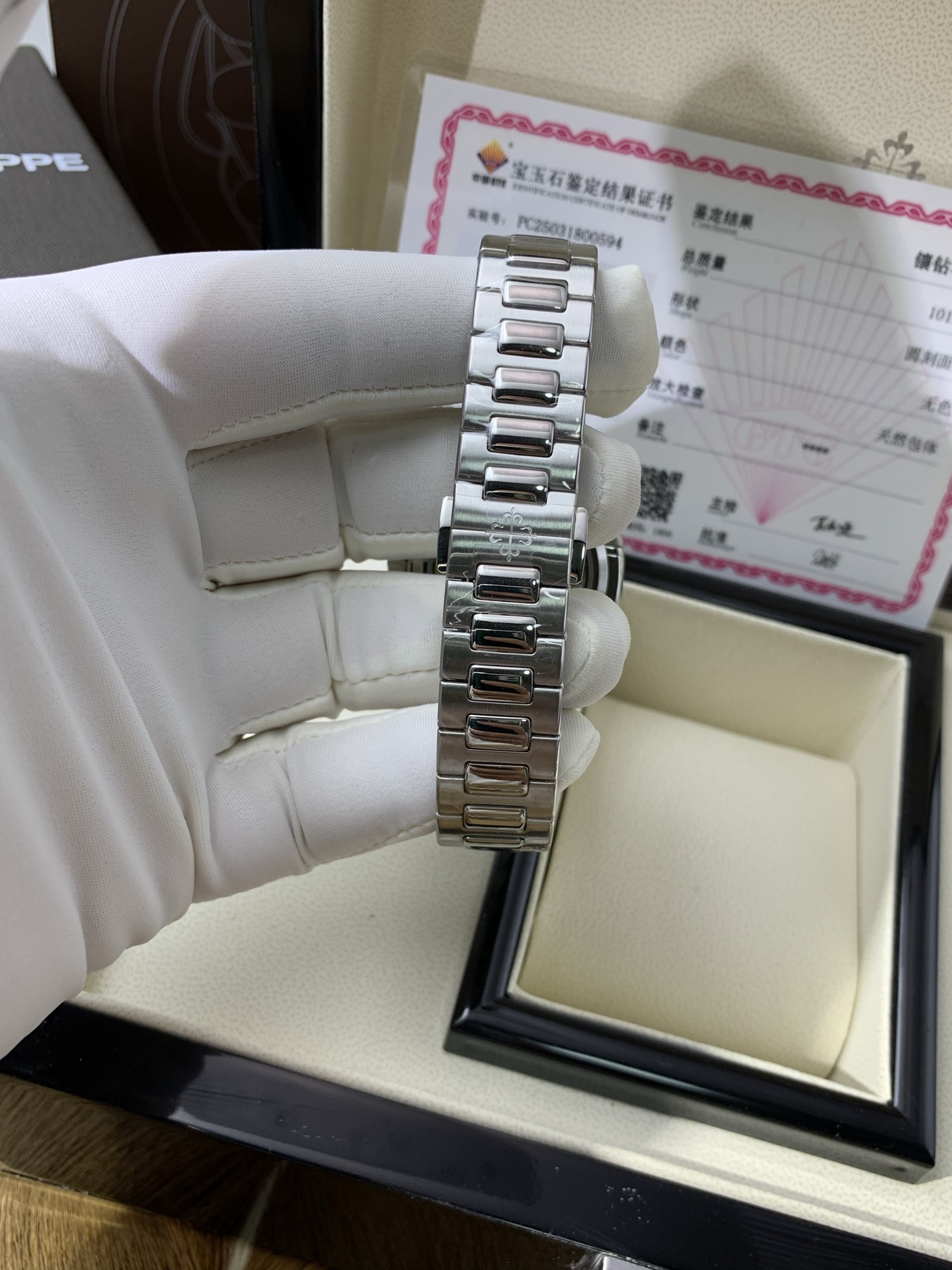 PATEK PHILIPPE Женские часы Nautilus 7118/1200A-010 PATEK PHILIPPE Женские часы Nautilus 7118/1200A-010