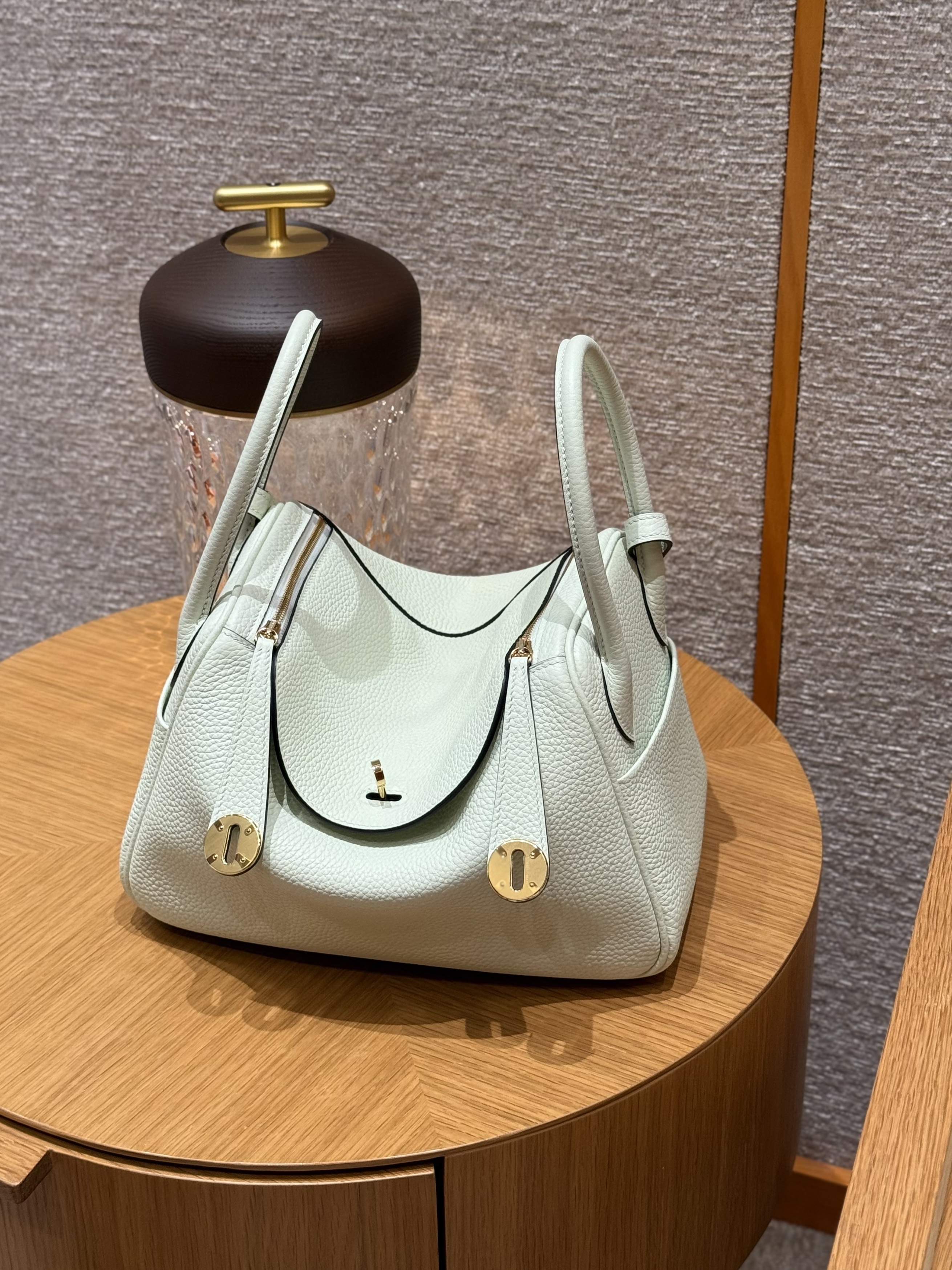 HERMES Женская сумка Lindy 26 см 0S Clemence HERMES Женская сумка Lindy 26 см 0S Clemence