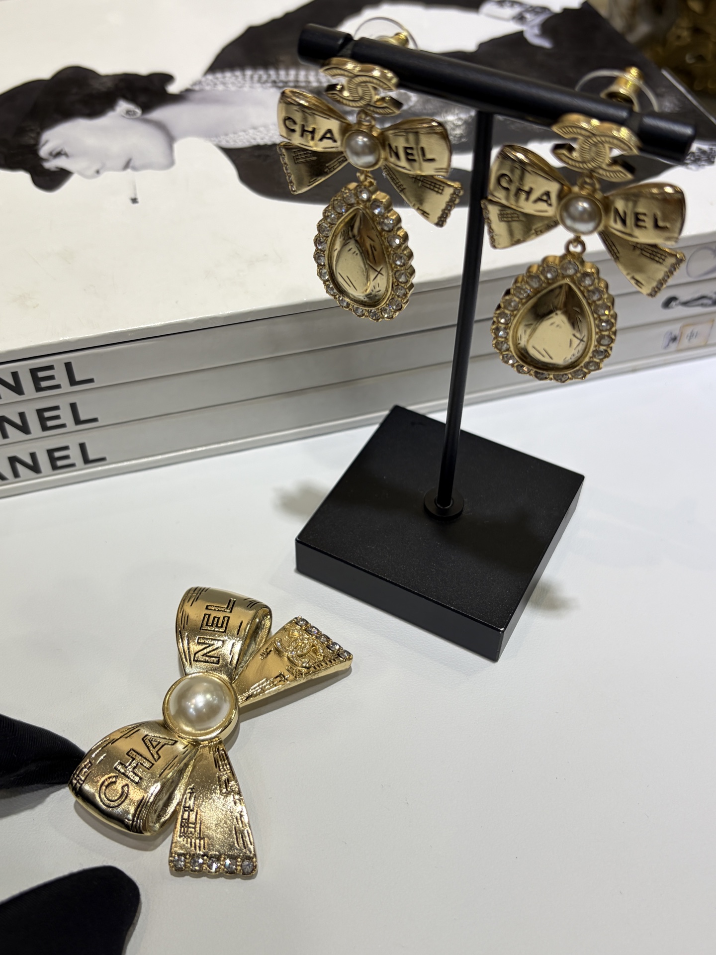 CHANEL Женская брошь бантик с цепочками и кристаллами CHANEL Женская брошь бантик с цепочками и кристаллами