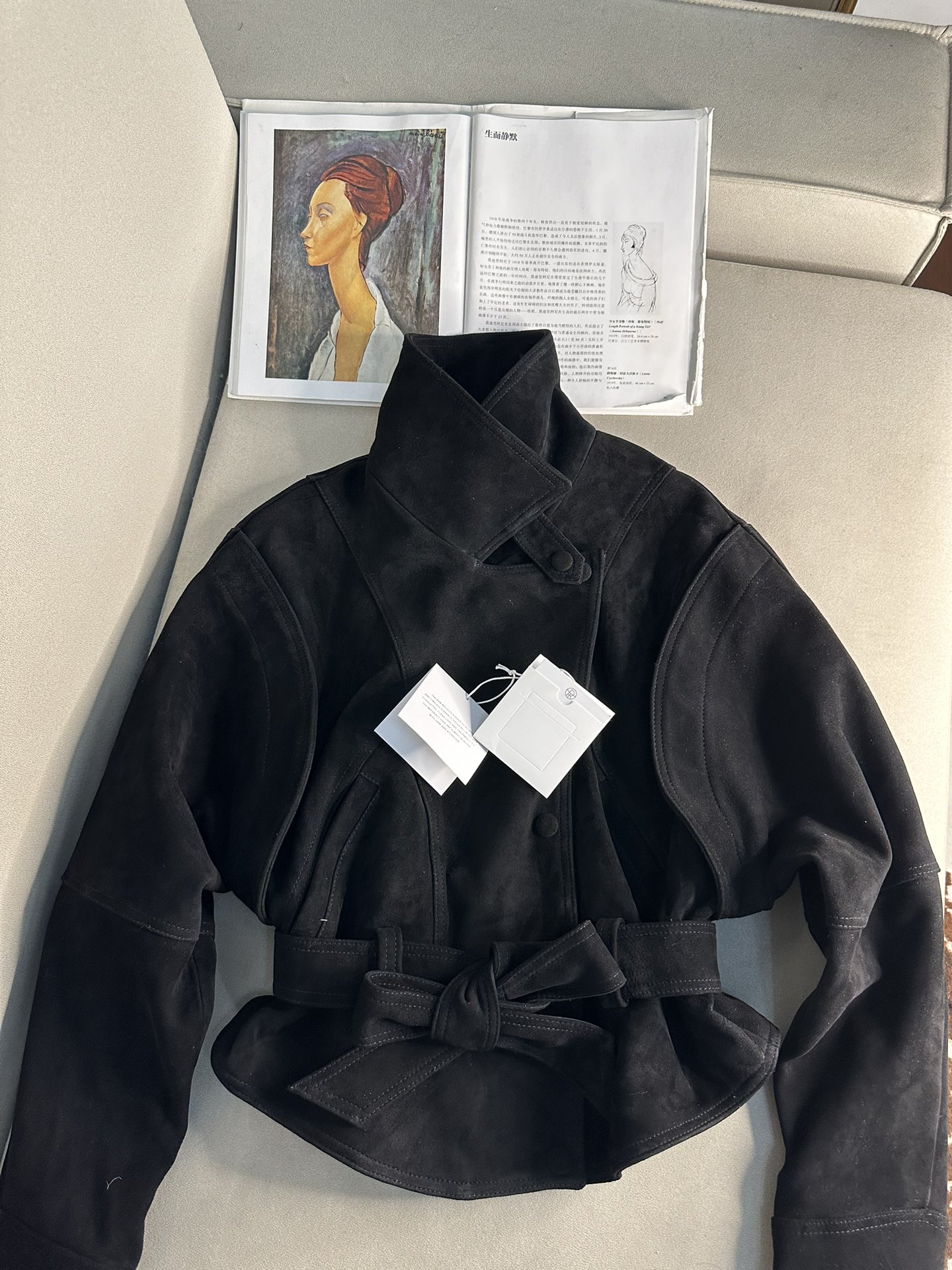 THE ROW Женская куртка из замши с поясом черная THE ROW Женская куртка из замши с поясом черная