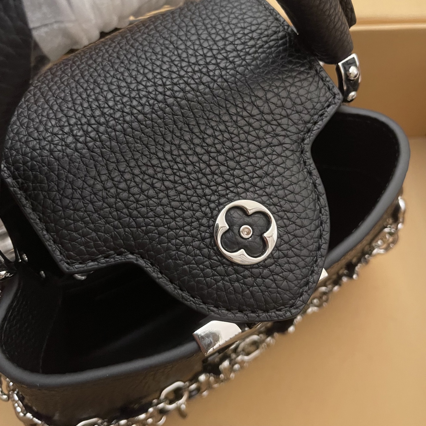 LOUIS VUITTON Женская сумка Capucines