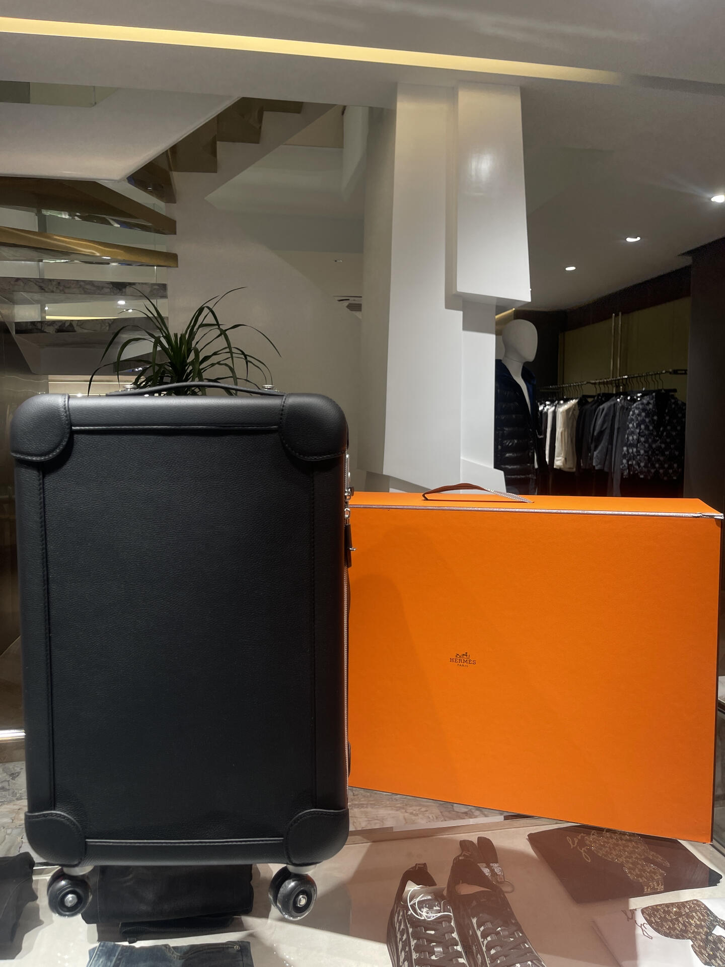 HERMES Чемодан из чёрной кожи HERMES Чемодан из чёрной кожи