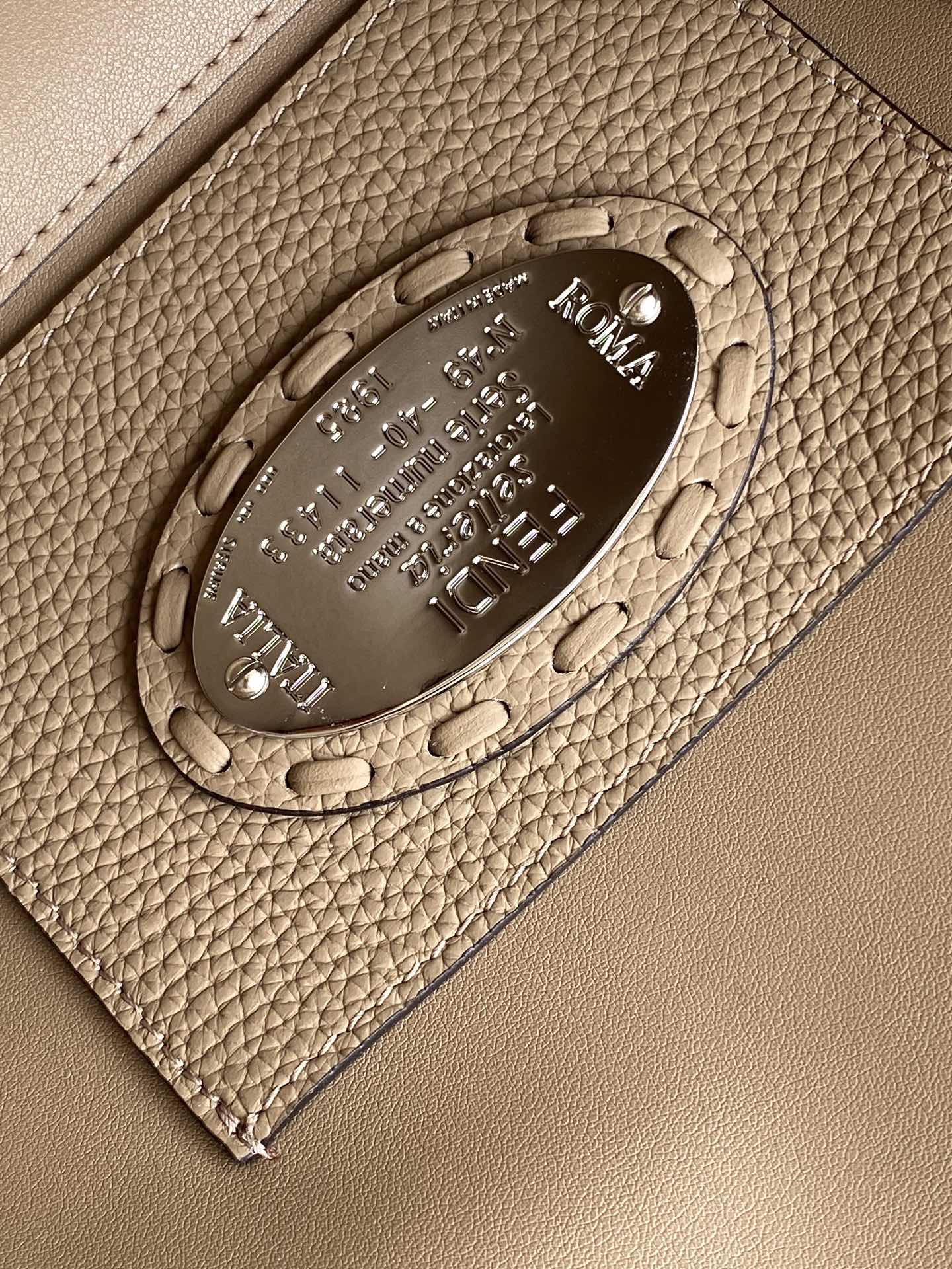 FENDI Женская сумка из телячьей кожи 