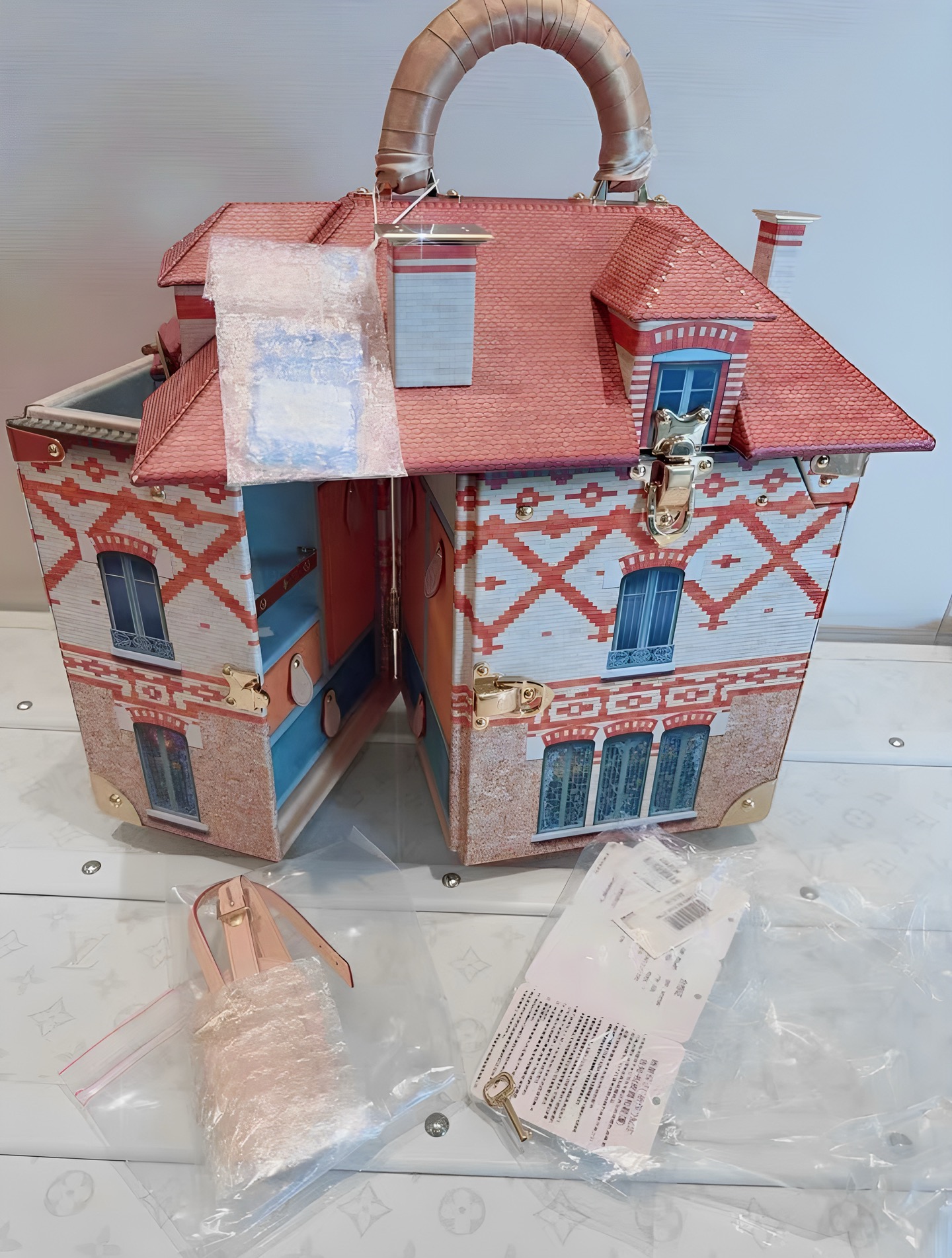 LOUIS VUITTON Декоративная шкатулка Maison De Famille