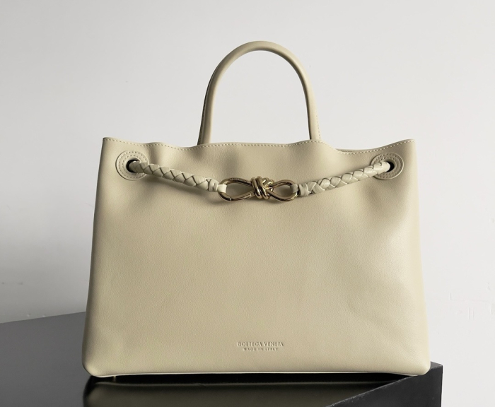 BOTTEGA VENETA Сумка Andiamo кожа Medium