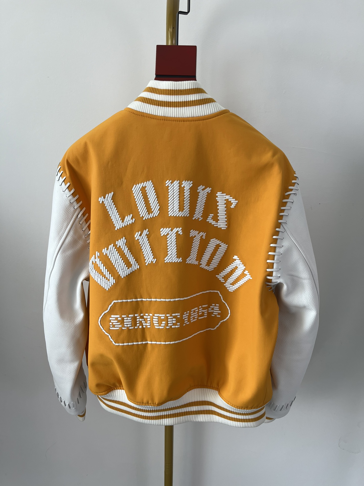 LOUIS VUITTON Мужской кожаный бомбер LOUIS VUITTON Мужской кожаный бомбер