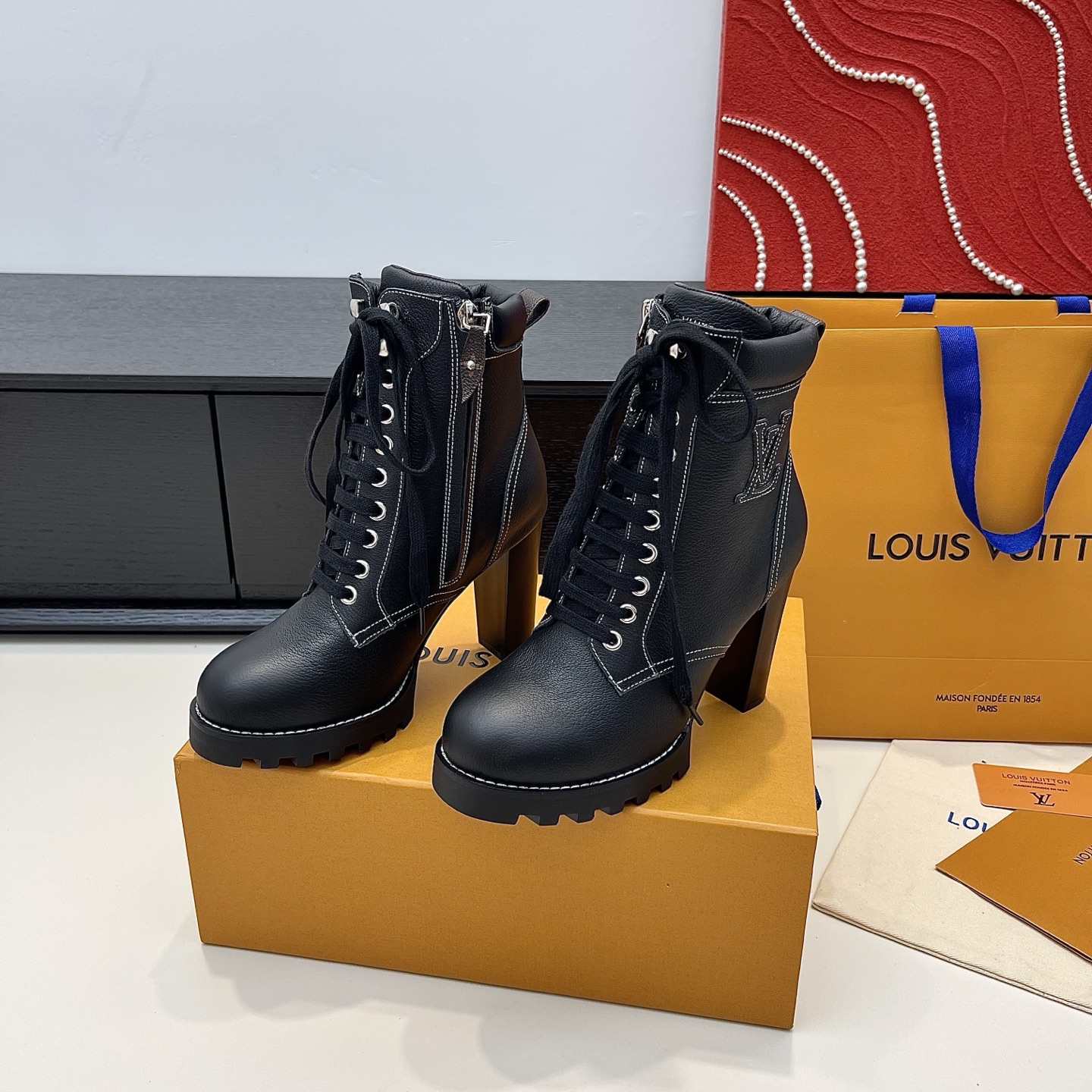 LOUIS VUITTON Женские ботильоны с контрастной строчкой LOUIS VUITTON Женские ботильоны с контрастной строчкой