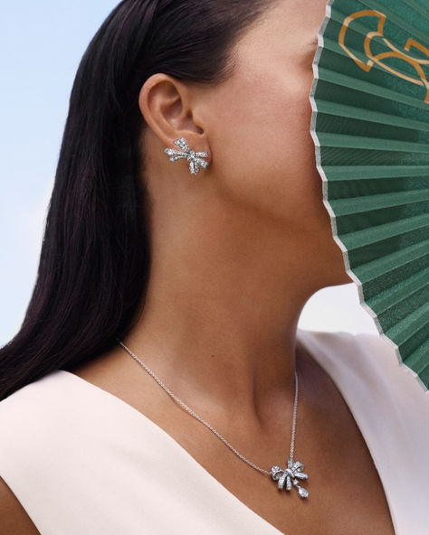 GRAFF Колье Tilda's Bow белое золото и бриллианты GRAFF Колье Tilda's Bow белое золото и бриллианты