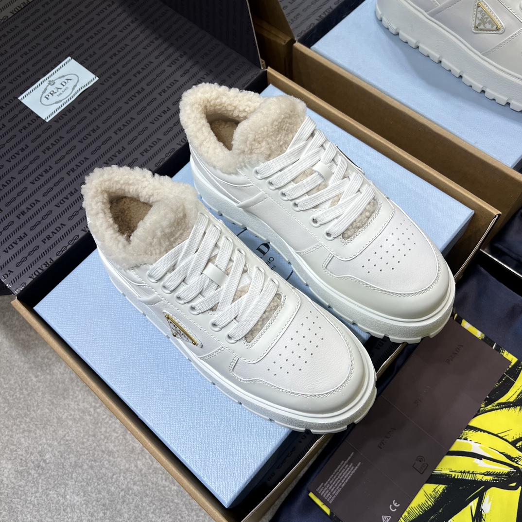 PRADA Женские ботинки на толстой подошве с мехом PRADA Женские ботинки на толстой подошве с мехом