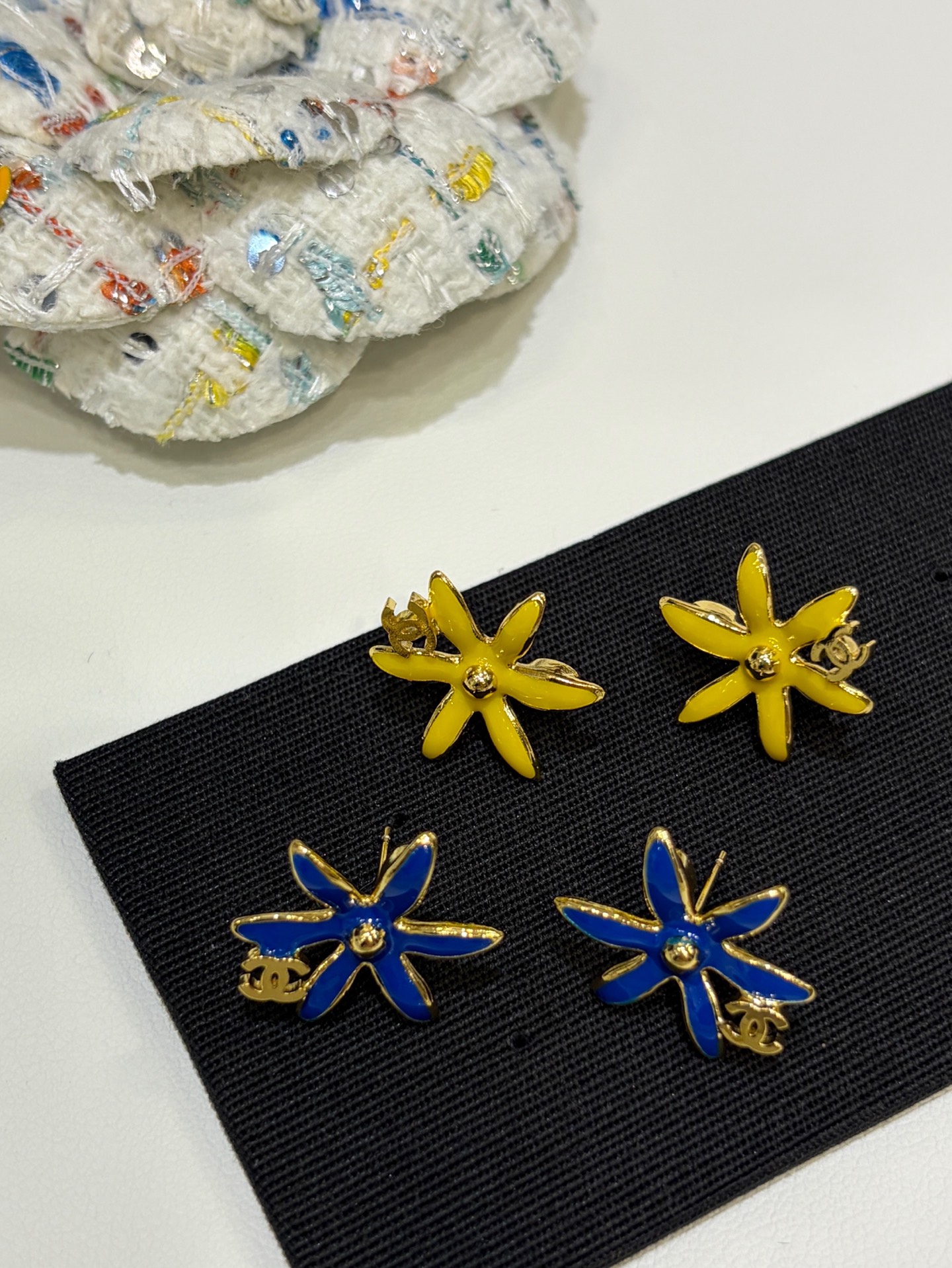 CHANEL Женские серьги-пуссеты с эмалью