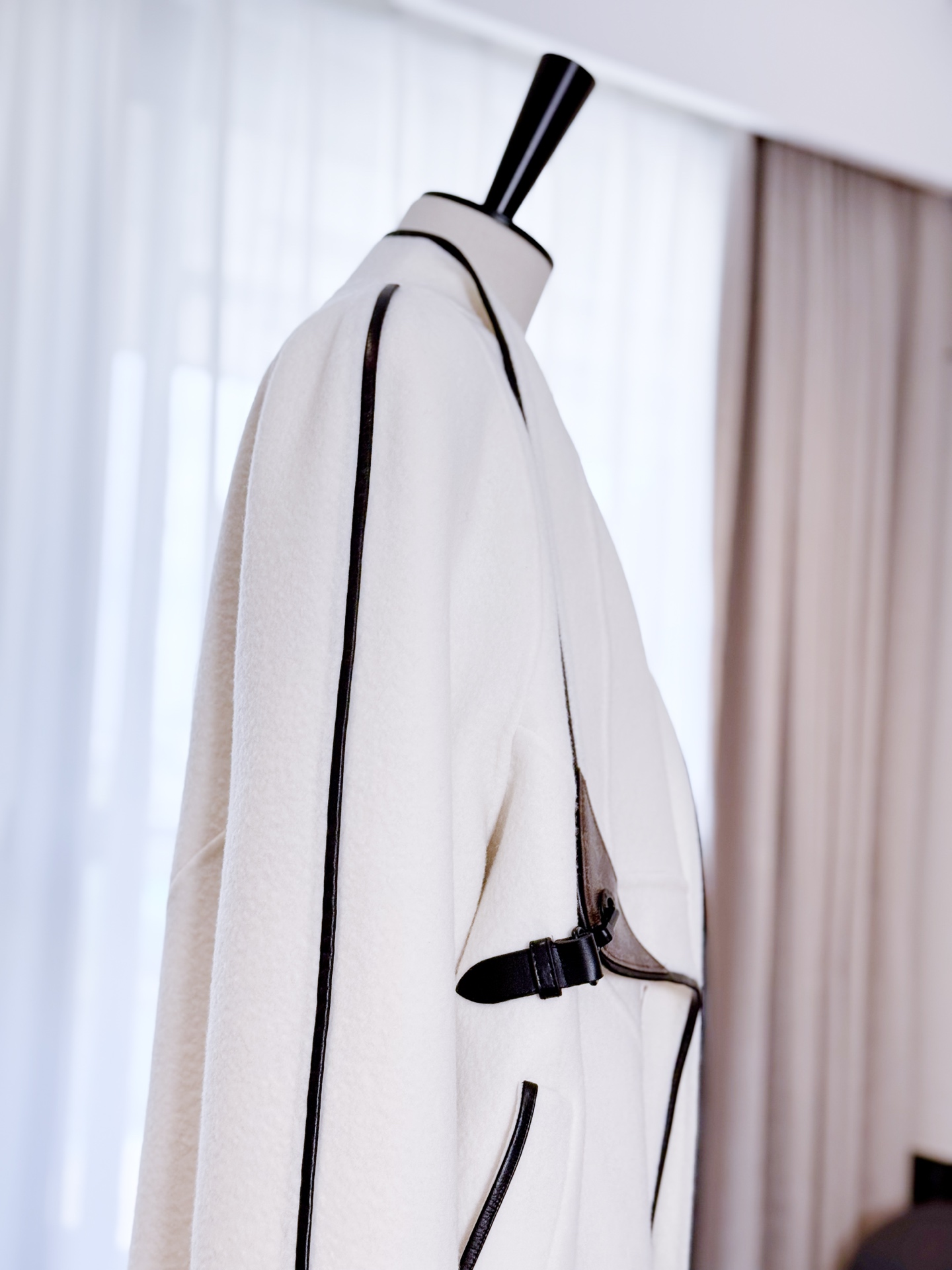 LOUIS VUITTON Женское пальто из шерсти LOUIS VUITTON Женское пальто из шерсти