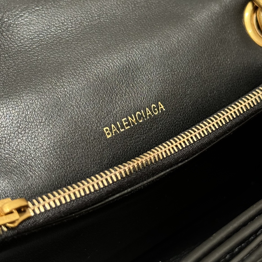 BALENCIAGA Женская сумка Crush маленькая BALENCIAGA Женская сумка Crush маленькая