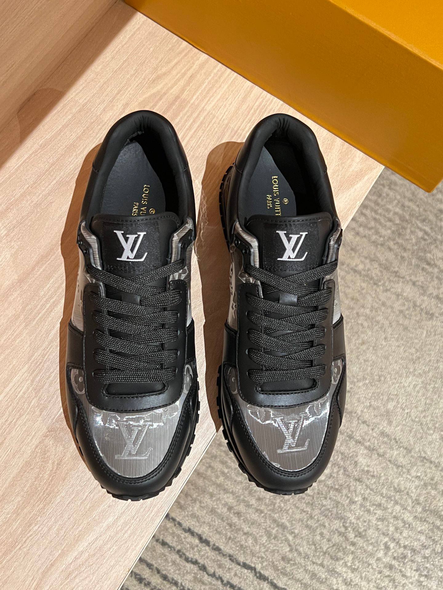 LOUIS VUITTON Мужские кроссовки Run Away LOUIS VUITTON Мужские кроссовки Run Away