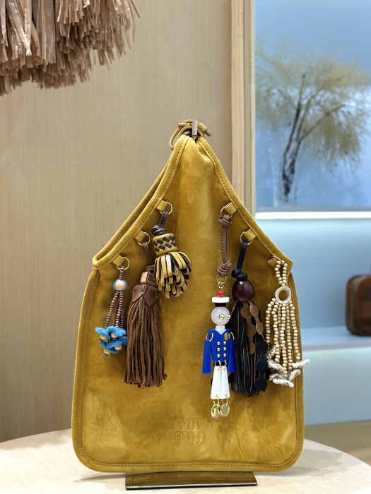 MIU MIU Замшевая сумка с кисточками 