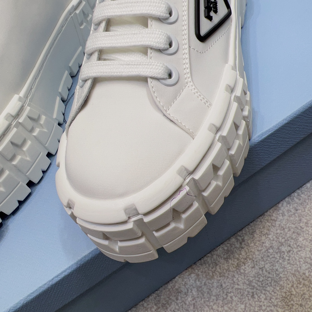 PRADA Женские кеды из текстиля на массивной подошве PRADA Женские кеды из текстиля на массивной подошве