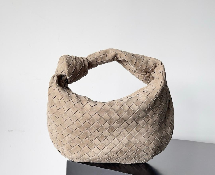 BOTTEGA VENETA Женская сумка Jodie Medium из замши