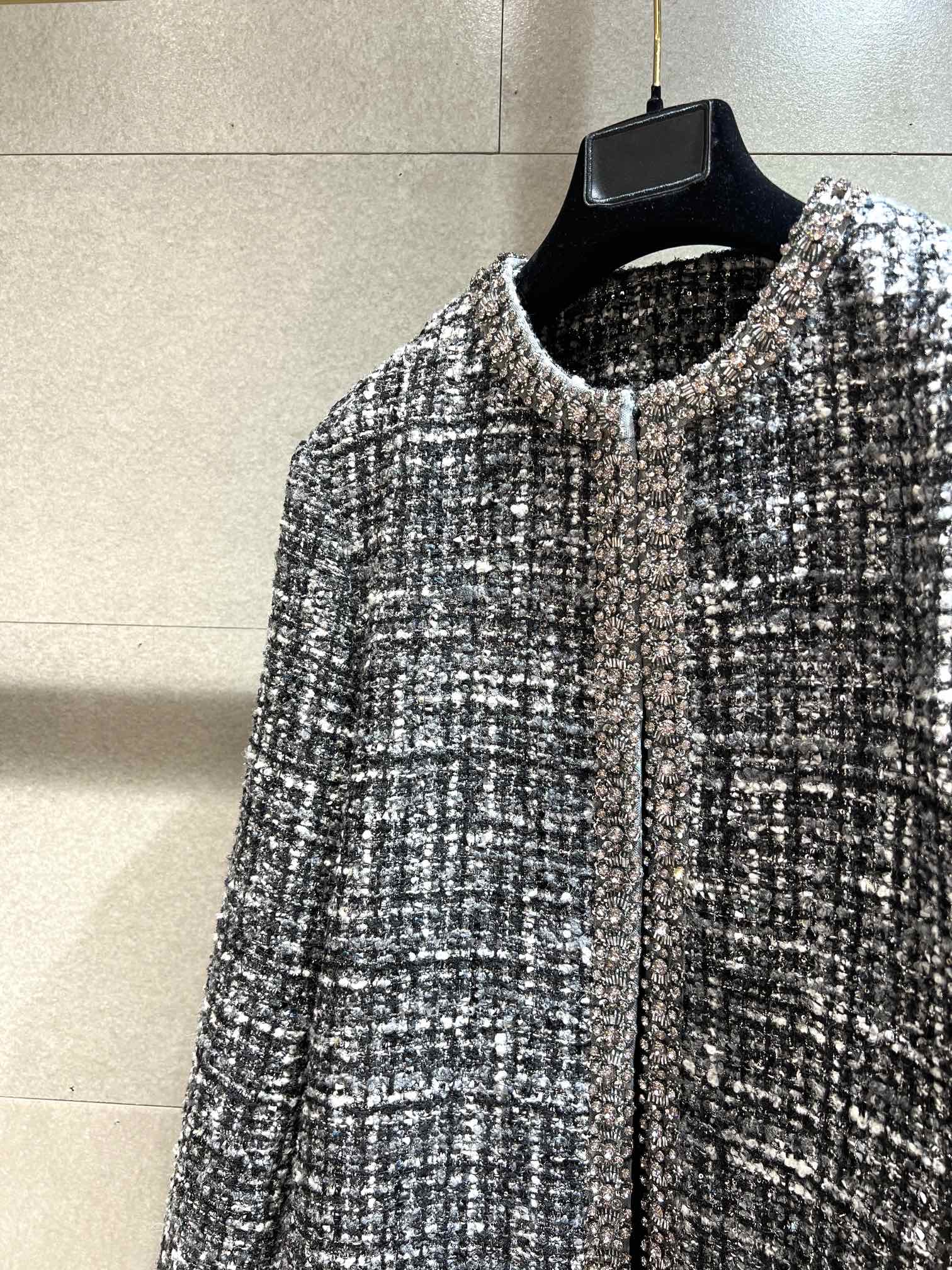 CHANEL Женское пальто из шерстяного твида CHANEL Женское пальто из шерстяного твида