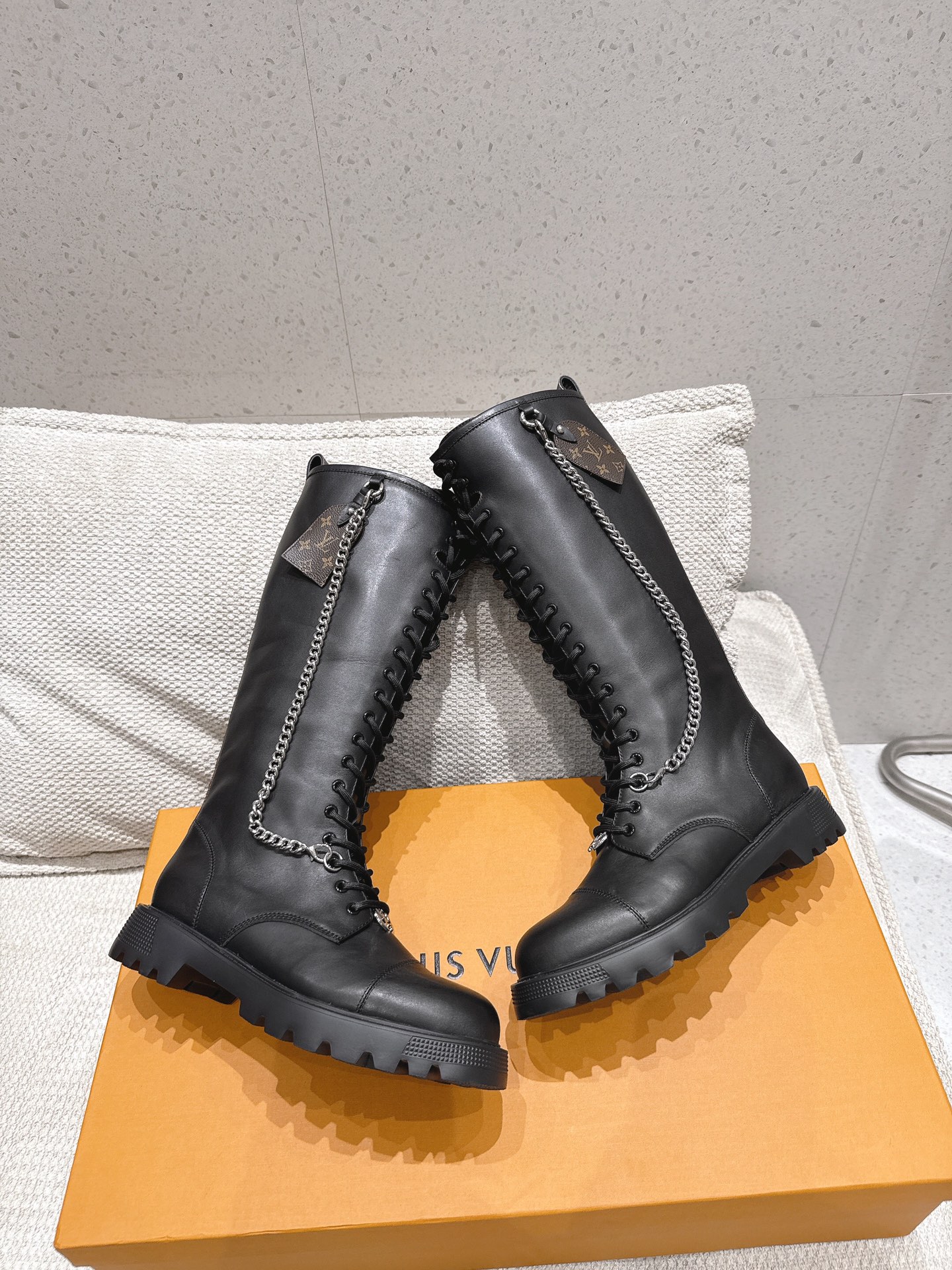 LOUIS VUITTON Женские сапоги из телячьей кожи на шнуровке