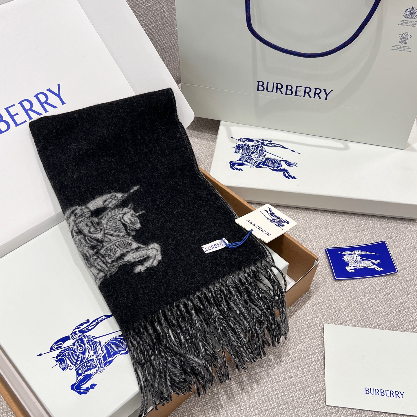 BURBERRY Женский шарф из кашемира в монохромной гамме 