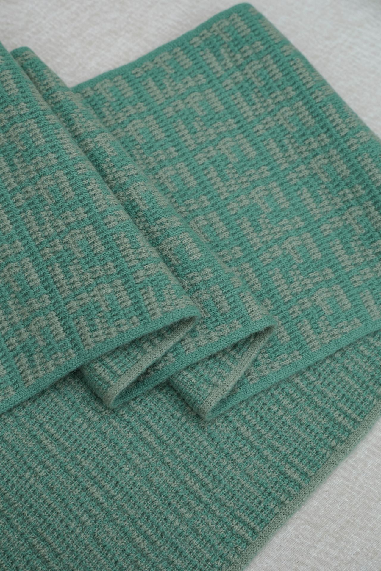 FENDI Женский шарф из кашемира с фирменным мотивом FF