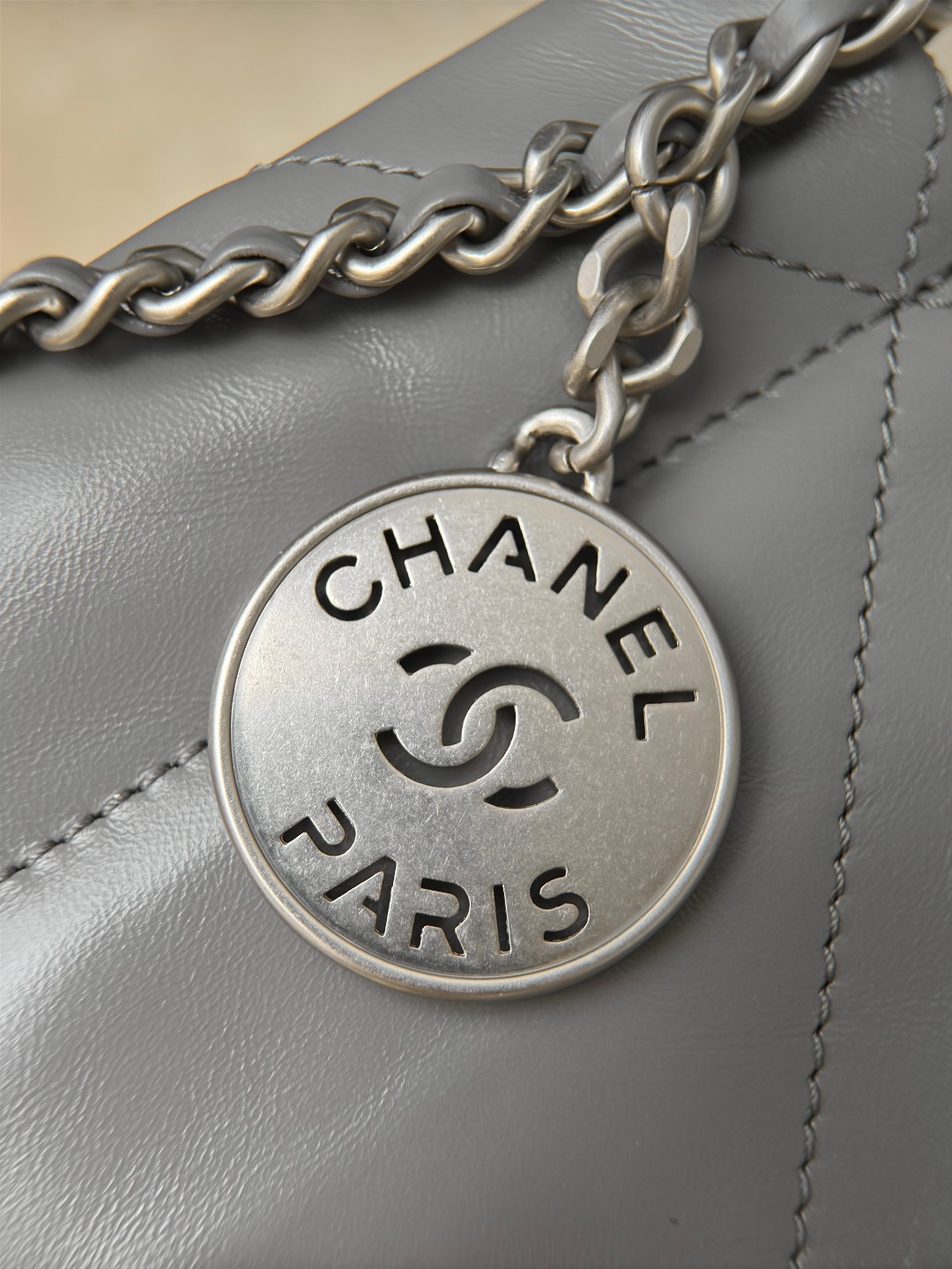 CHANEL Женская сумка 22 Mini