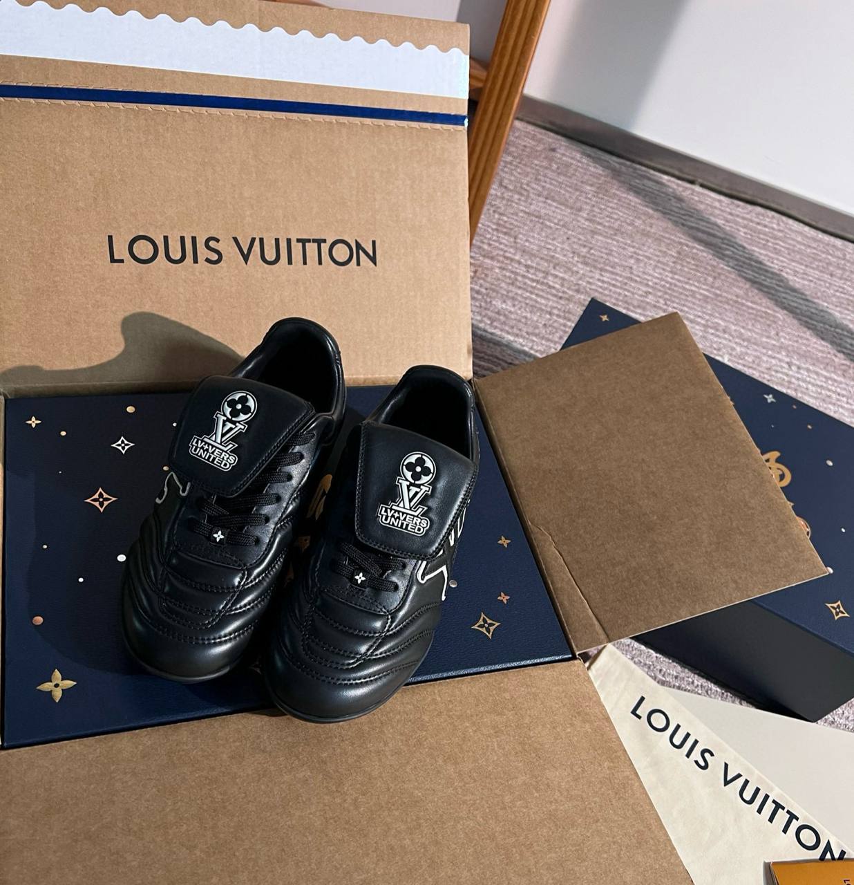 LOUIS VUITTON Женские кроссовки LOUIS VUITTON Женские кроссовки