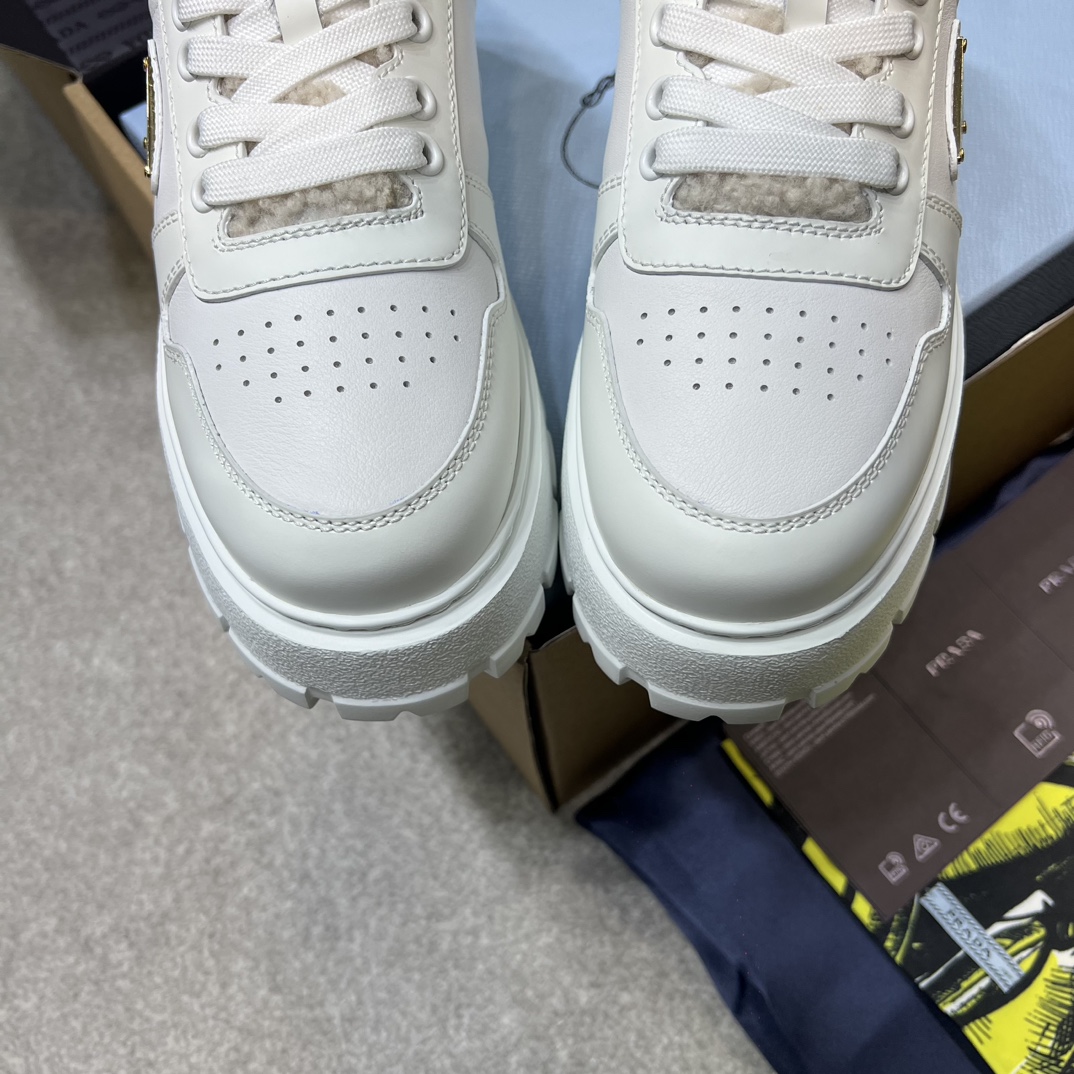 PRADA Женские ботинки на толстой подошве с мехом PRADA Женские ботинки на толстой подошве с мехом