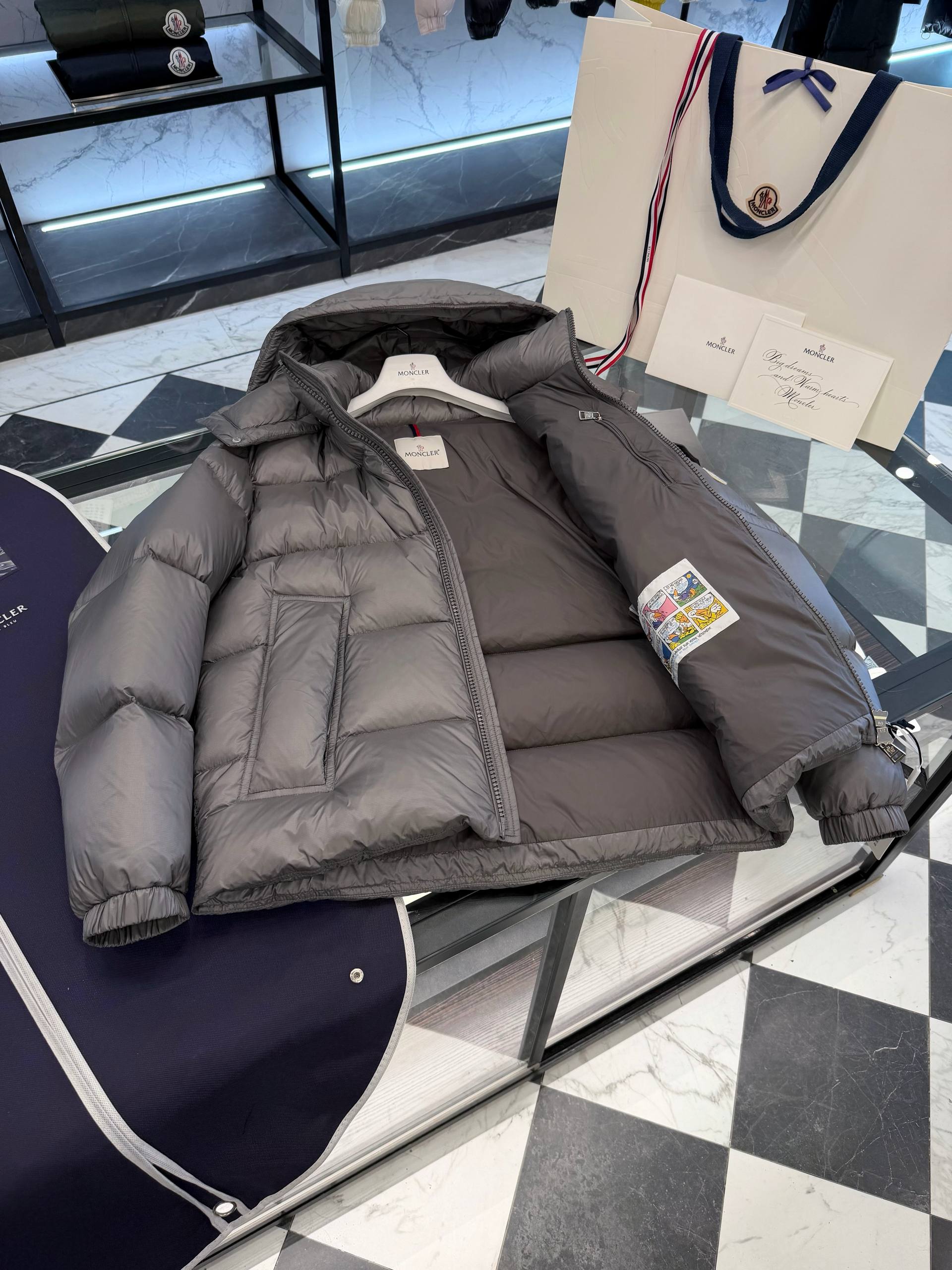 MONCLER Мужской объёмный пуховик MONCLER Мужской объёмный пуховик