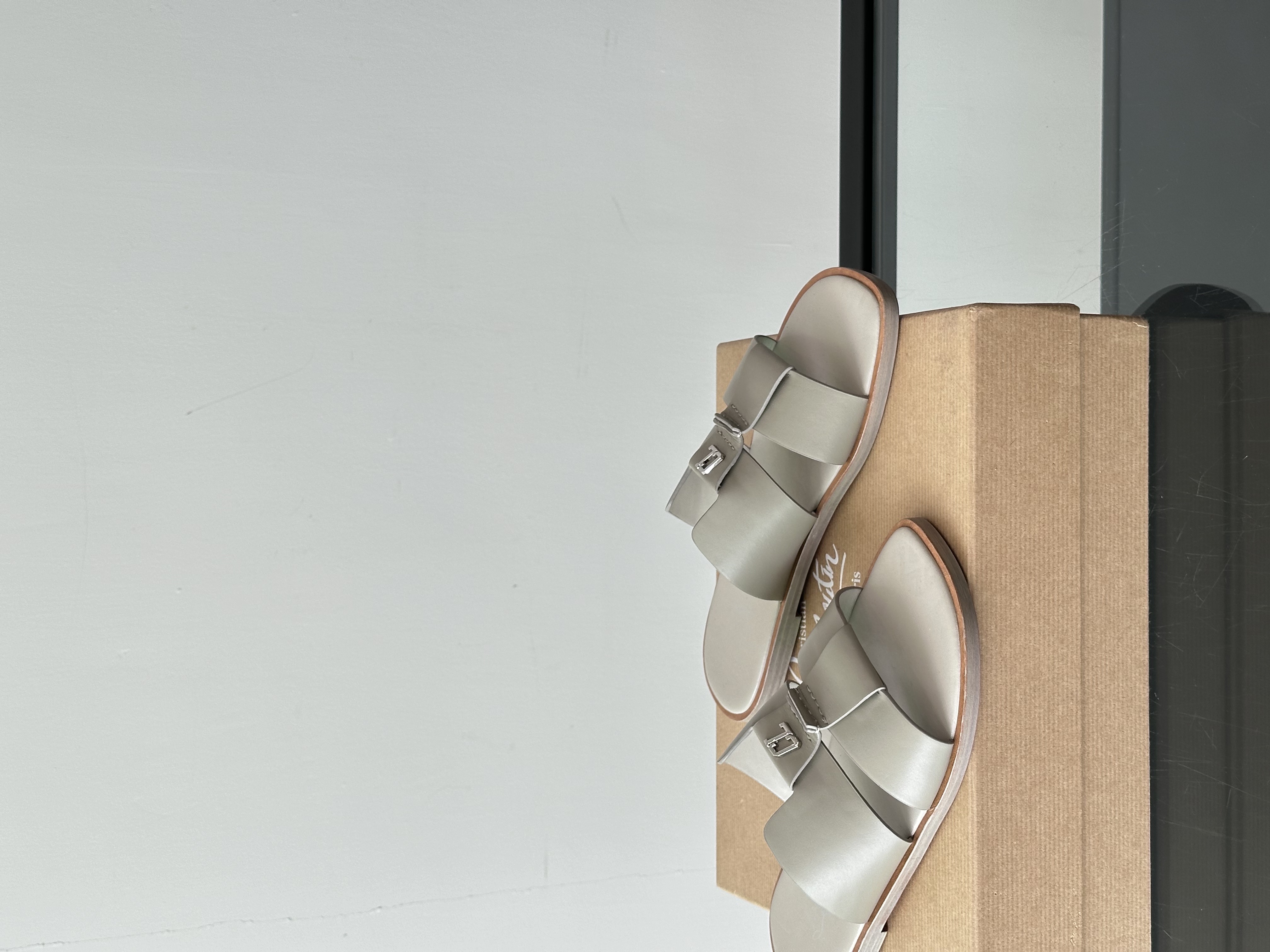 CHRISTIAN LOUBOUTIN Мужские шлёпанцы из кожи 