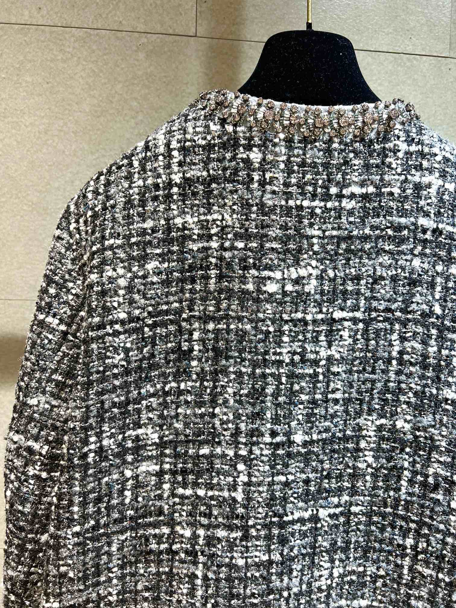 CHANEL Женское пальто из шерстяного твида CHANEL Женское пальто из шерстяного твида