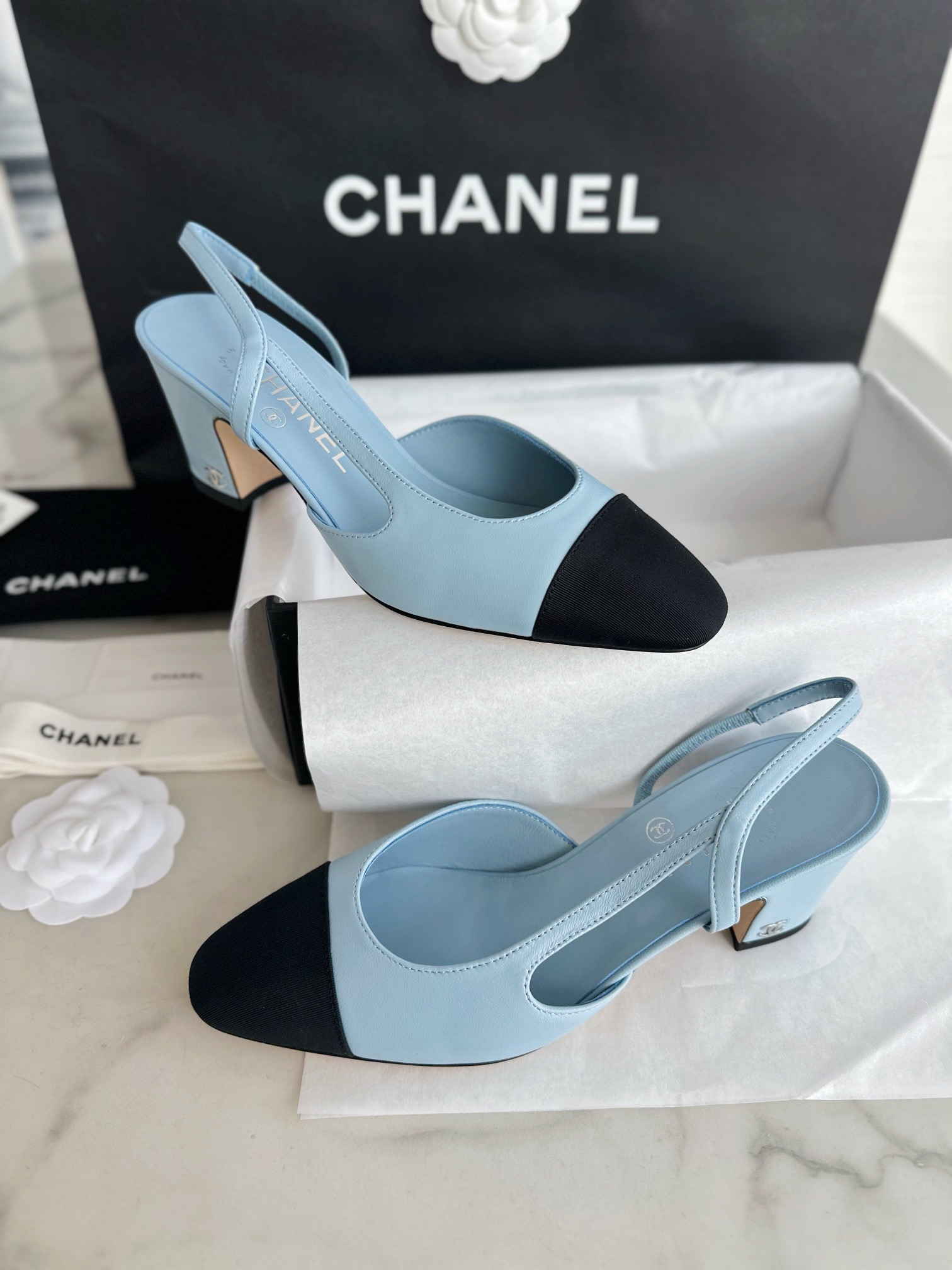 CHANEL Женские туфли слингбэки из кожи на каблуке