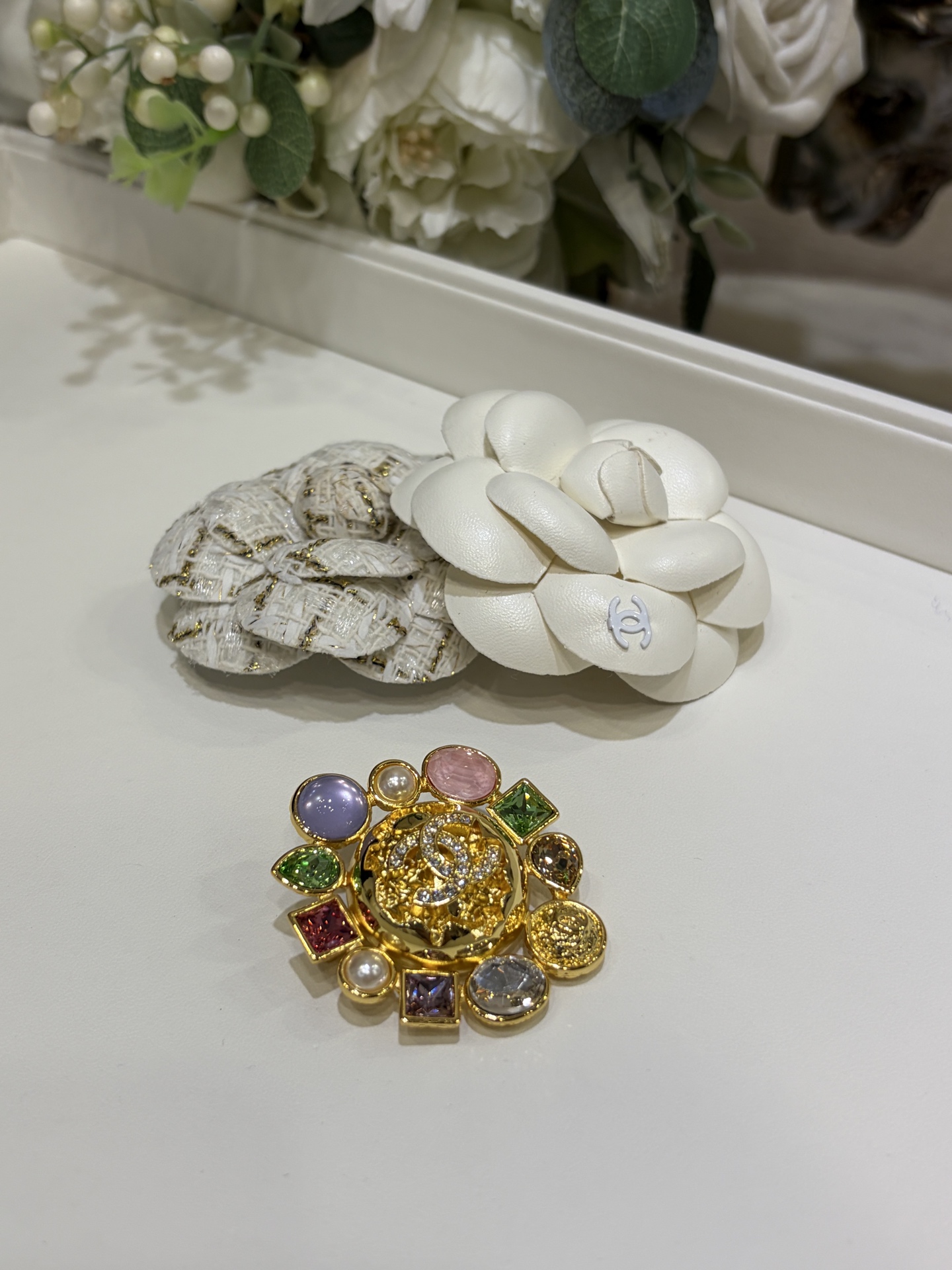 CHANEL Женская брошь с цветными кристаллами и жемчужинами CHANEL Женская брошь с цветными кристаллами и жемчужинами