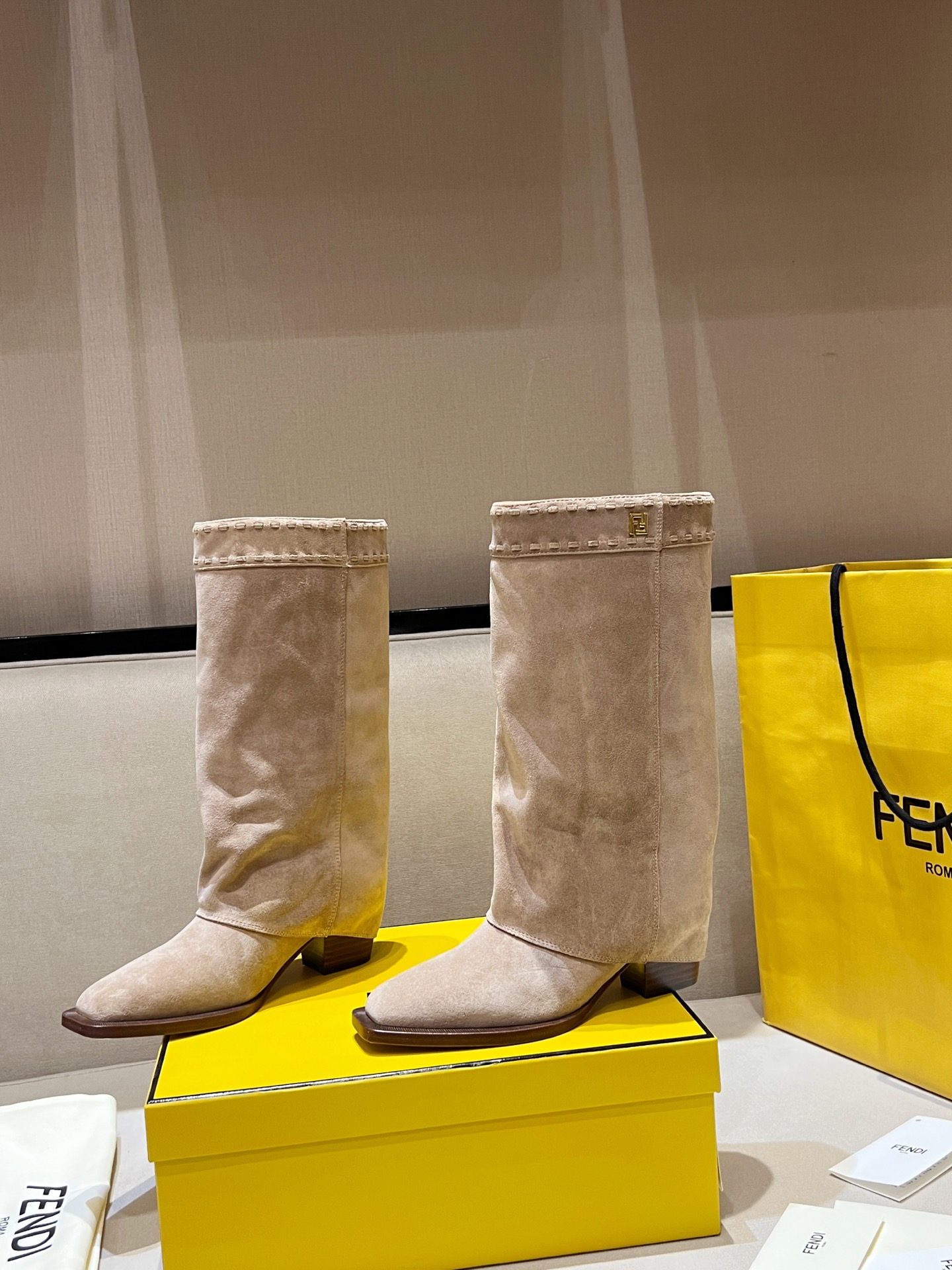 FENDI Женские сапоги казаки из замши FENDI Женские сапоги казаки из замши