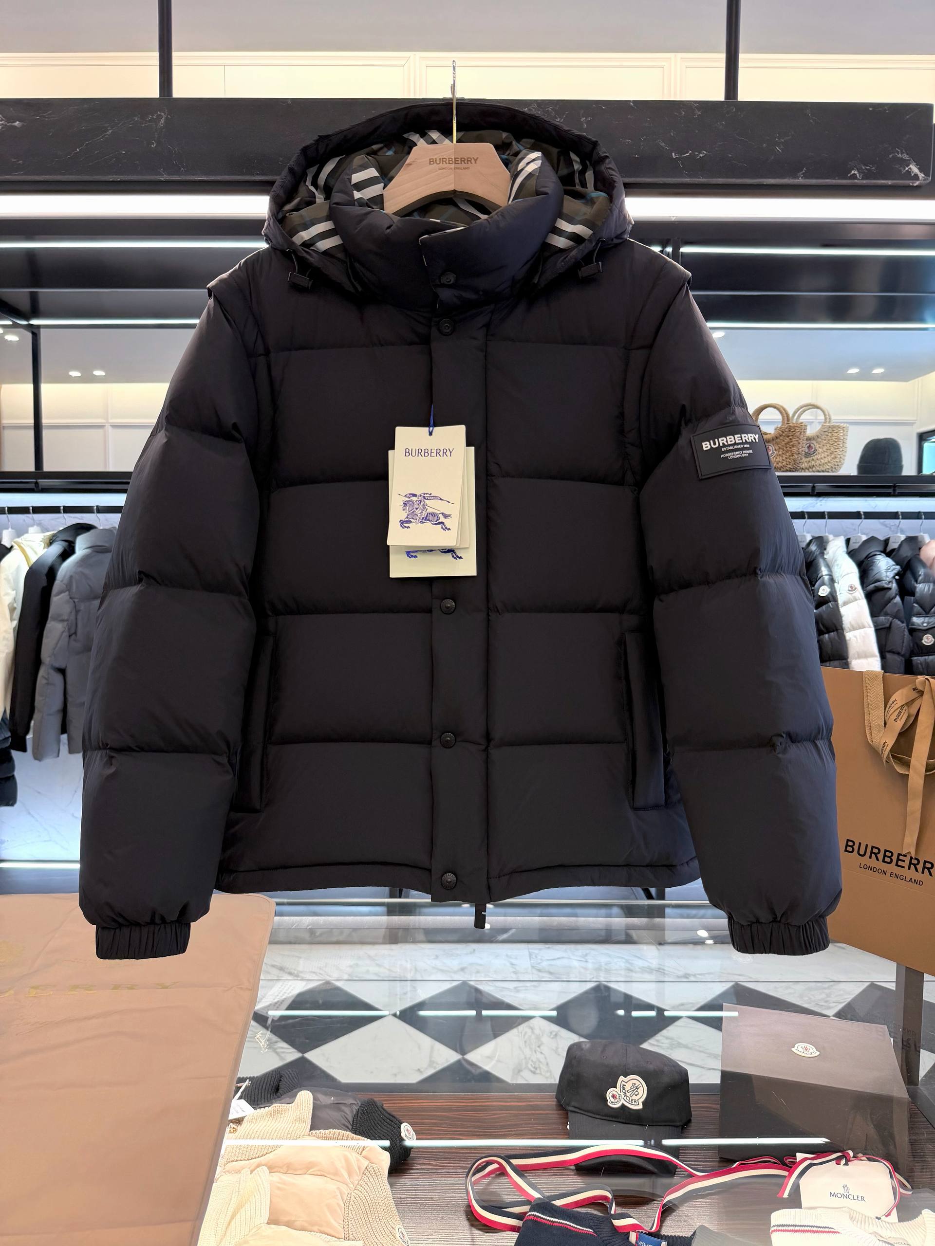 BURBERRY Мужской пуховик с капюшоном и фирменной клеткой BURBERRY Мужской пуховик с капюшоном и фирменной клеткой