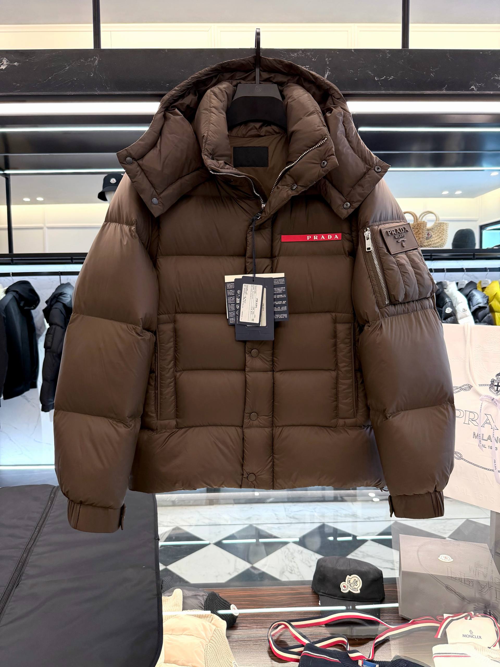 PRADA Мужской пуховик утеплённый, с фирменными акцентами