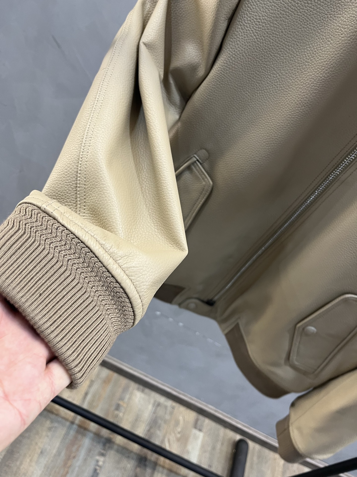 TOM FORD Мужская куртка из кожи бежевая TOM FORD Мужская куртка из кожи бежевая