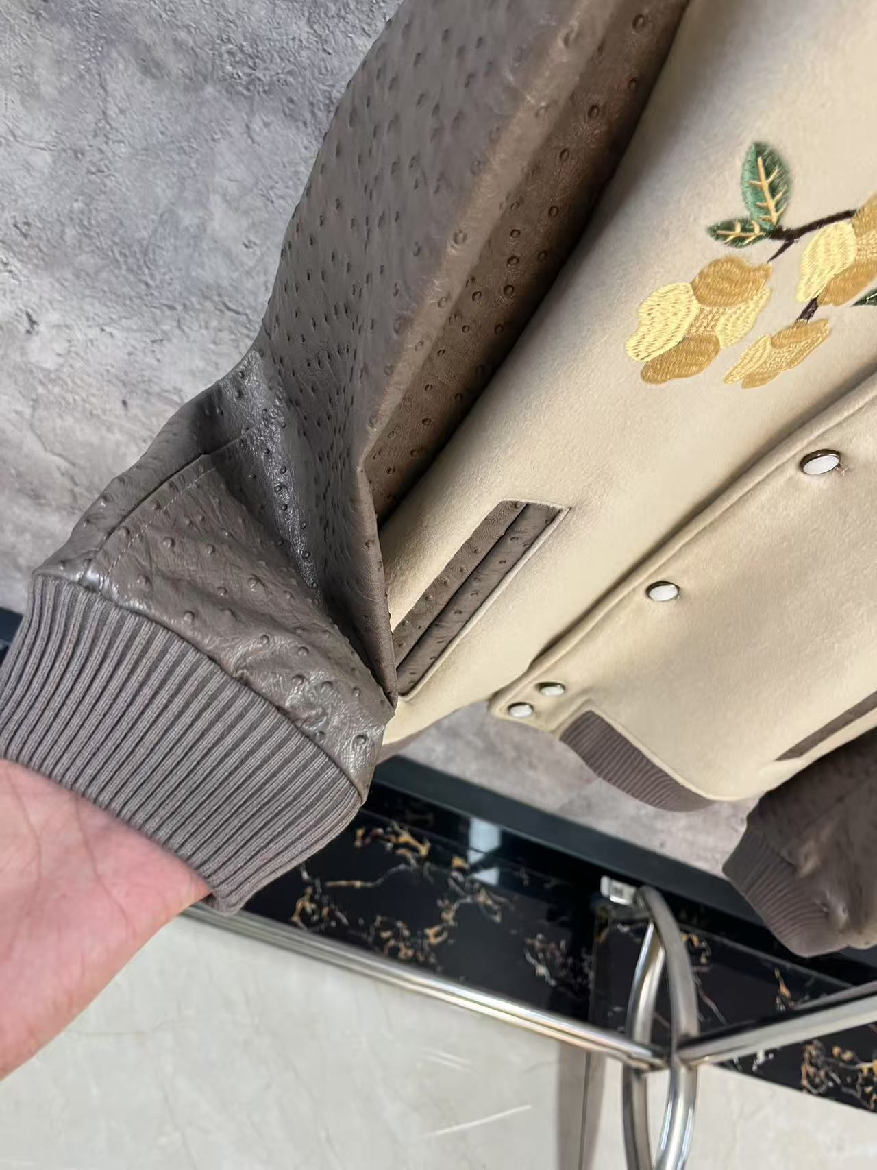 LOUIS VUITTON Мужская куртка из замши и кожи страуса LOUIS VUITTON Мужская куртка из замши и кожи страуса