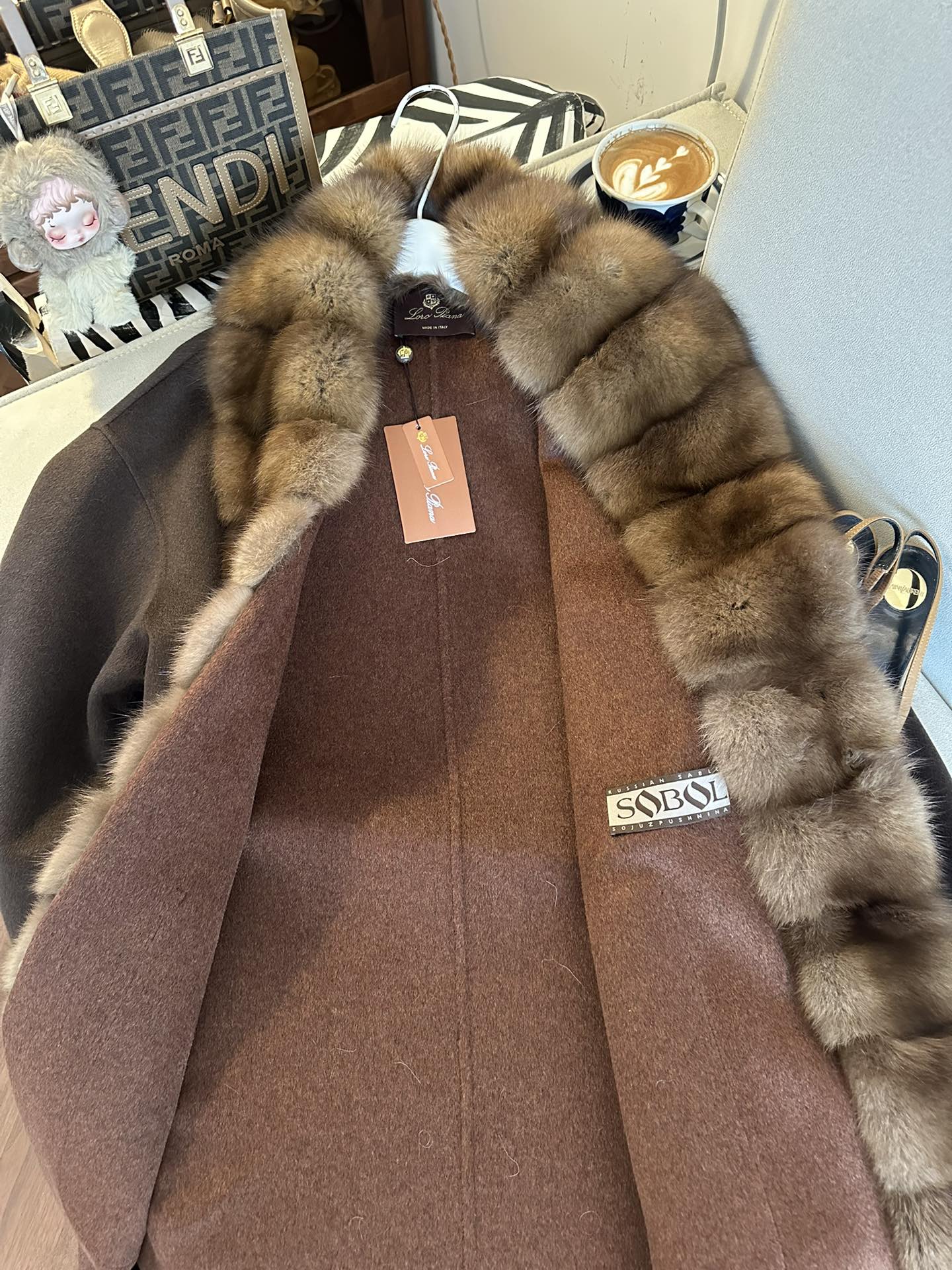 LORO PIANA Женское кашемировое пальто с мехом соболя  LORO PIANA Женское кашемировое пальто с мехом соболя