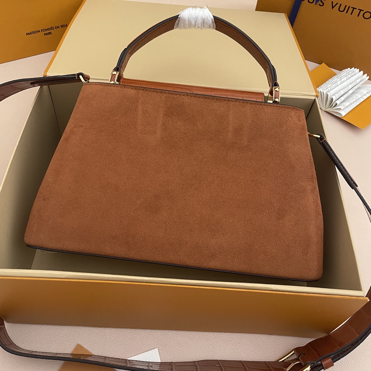LOUIS VUITTON Женская сумка Capucines Souple M14371 LOUIS VUITTON Женская сумка Capucines Souple M14371
