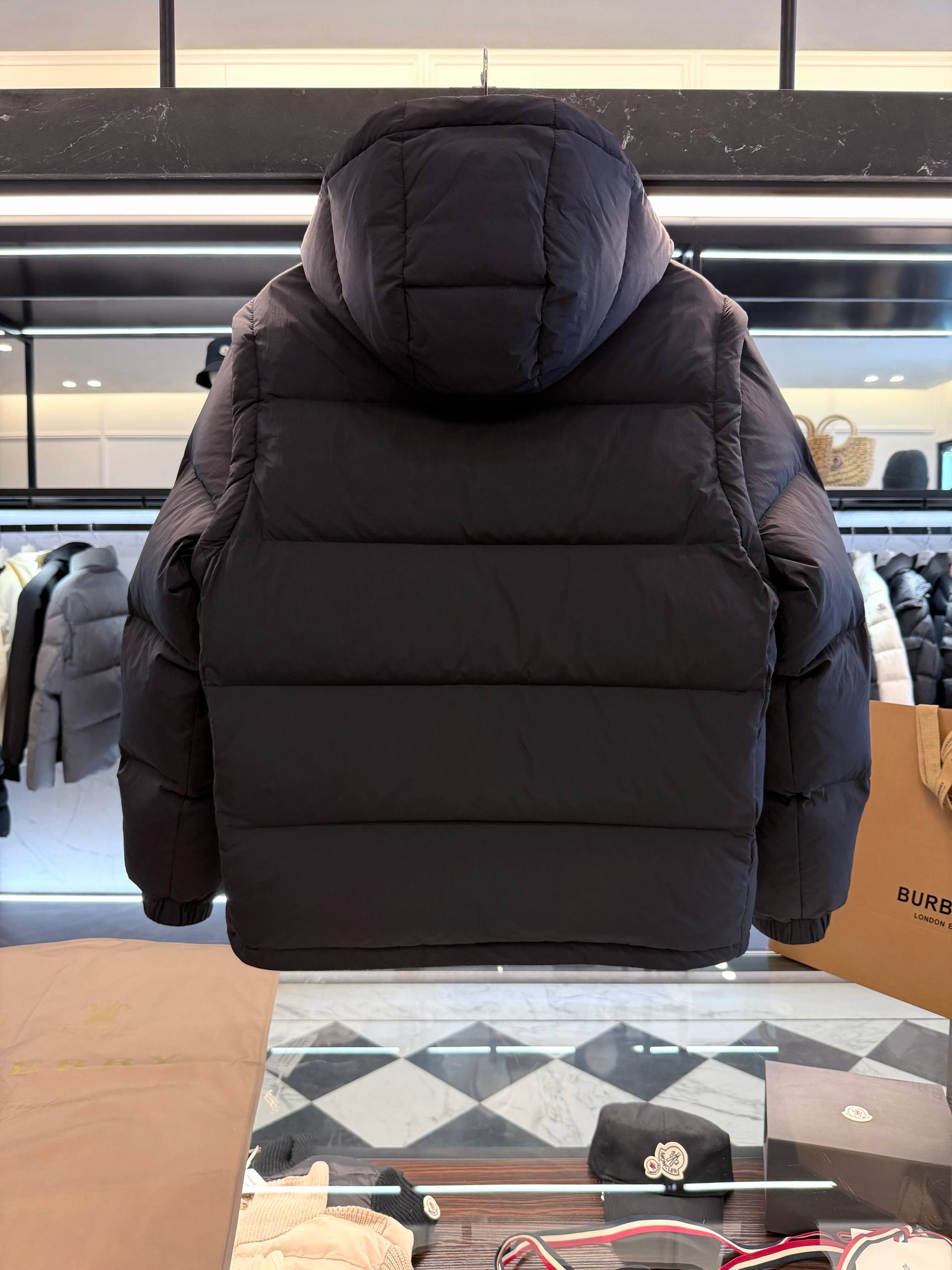 BURBERRY Мужской пуховик с капюшоном и фирменной клеткой BURBERRY Мужской пуховик с капюшоном и фирменной клеткой