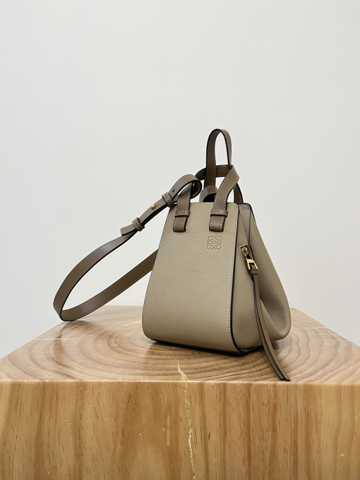 LOEWE Женская сумка Compact Hammock