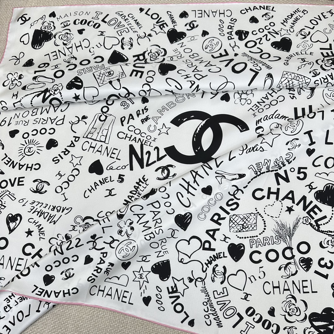 CHANEL Женский платок из шелка